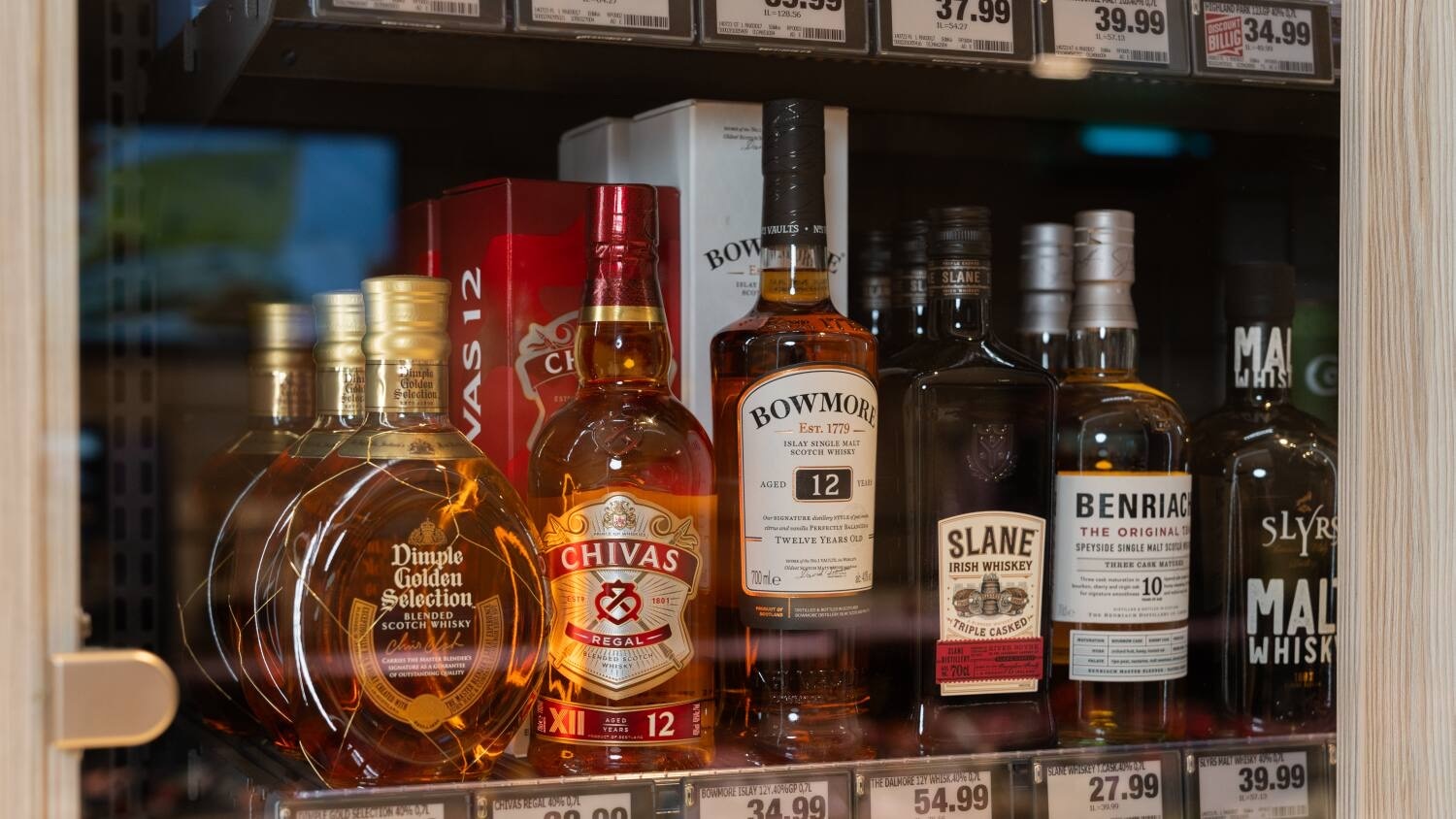 Eine Vitrine mit hochpreisigen Spirituosen.