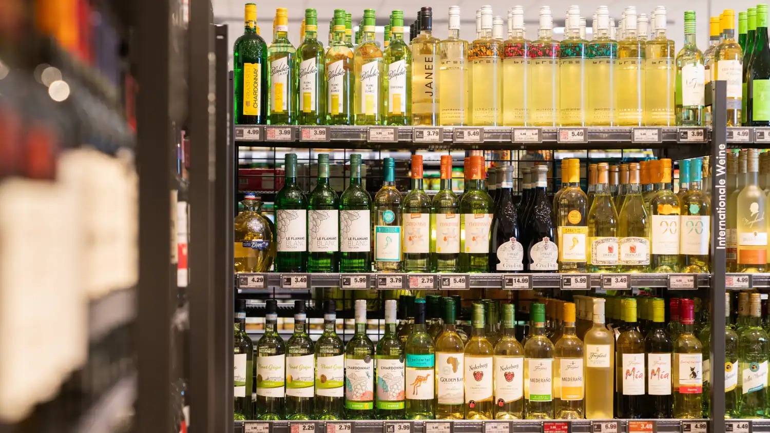 Ein Regal mit Weinflaschen.