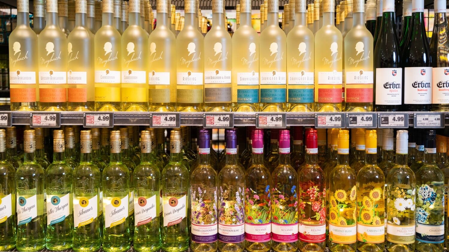 Ein Regal mit Weinflaschen.