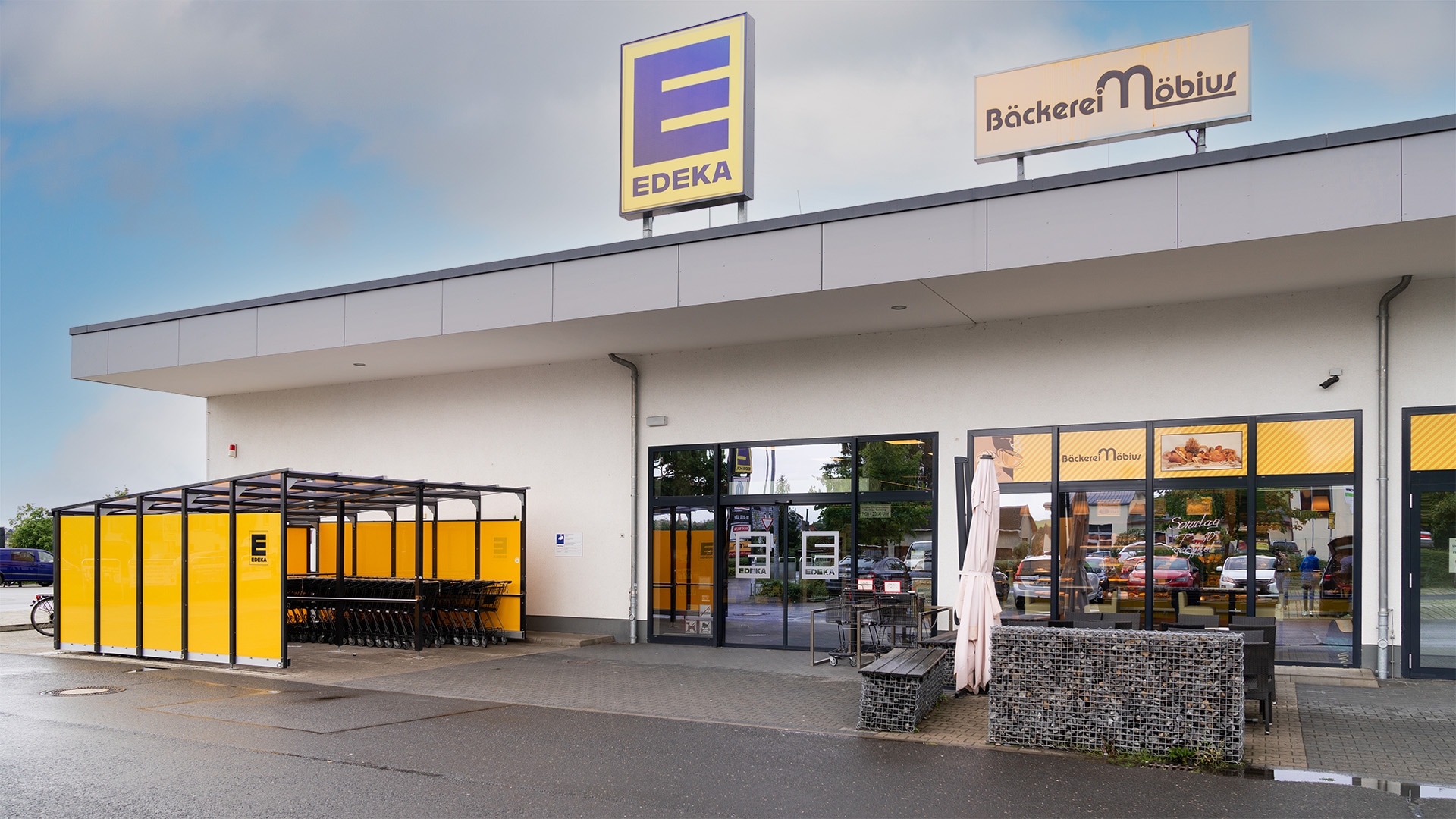 Außenansicht des Marktes Gabriel in oederan mit Eingangsbereich.