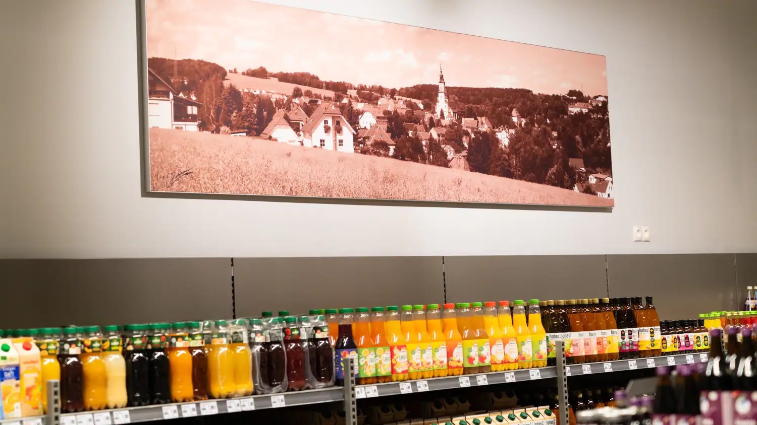 Ein Regal mit Saftflaschen.