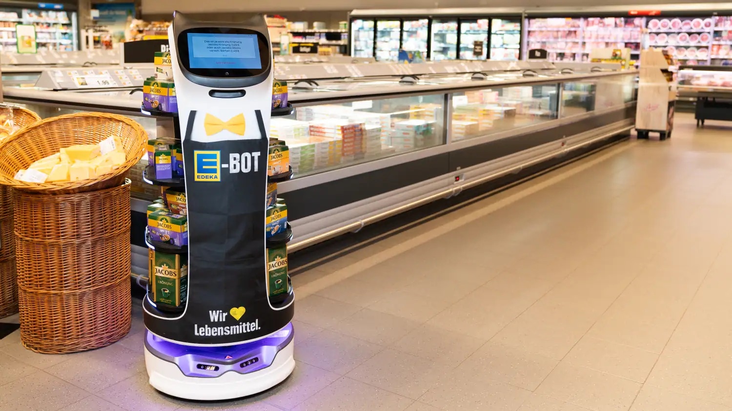 Ein EDEKA-Roboter in der Kühlabteilung eines EDEKA-Marktes.