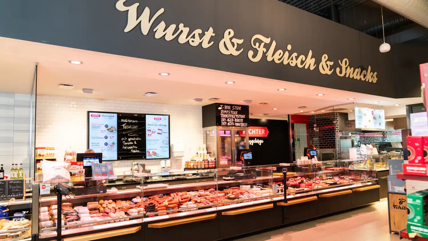 Die Wurst- Fleischtheke in einem EDEKA-Markt.