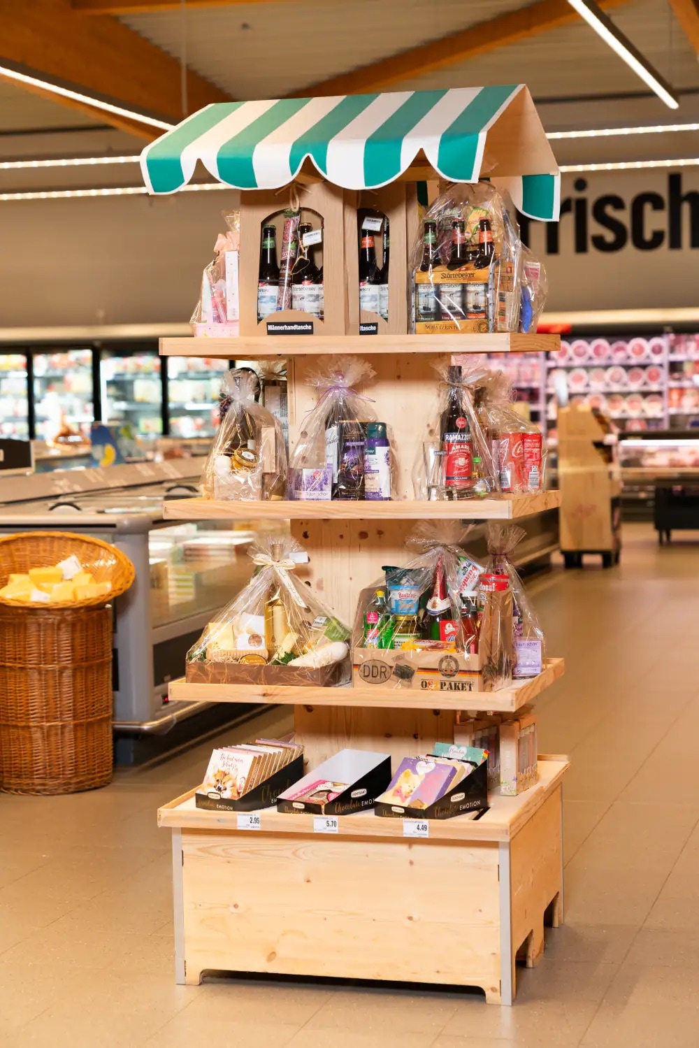 Ein Aufsteller mit verschiedenen Präsentkörben.