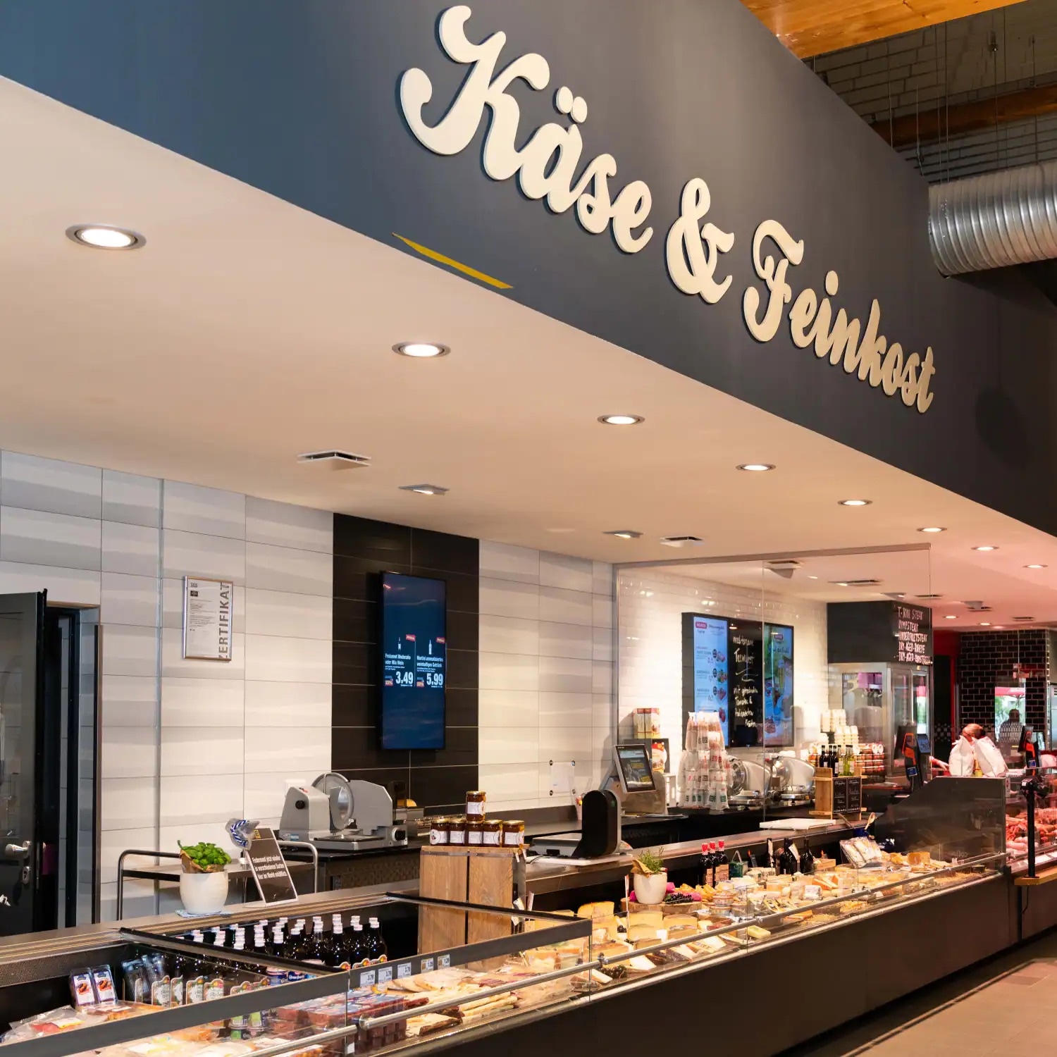 Die Käsetheke in einem EDEKA-Markt.