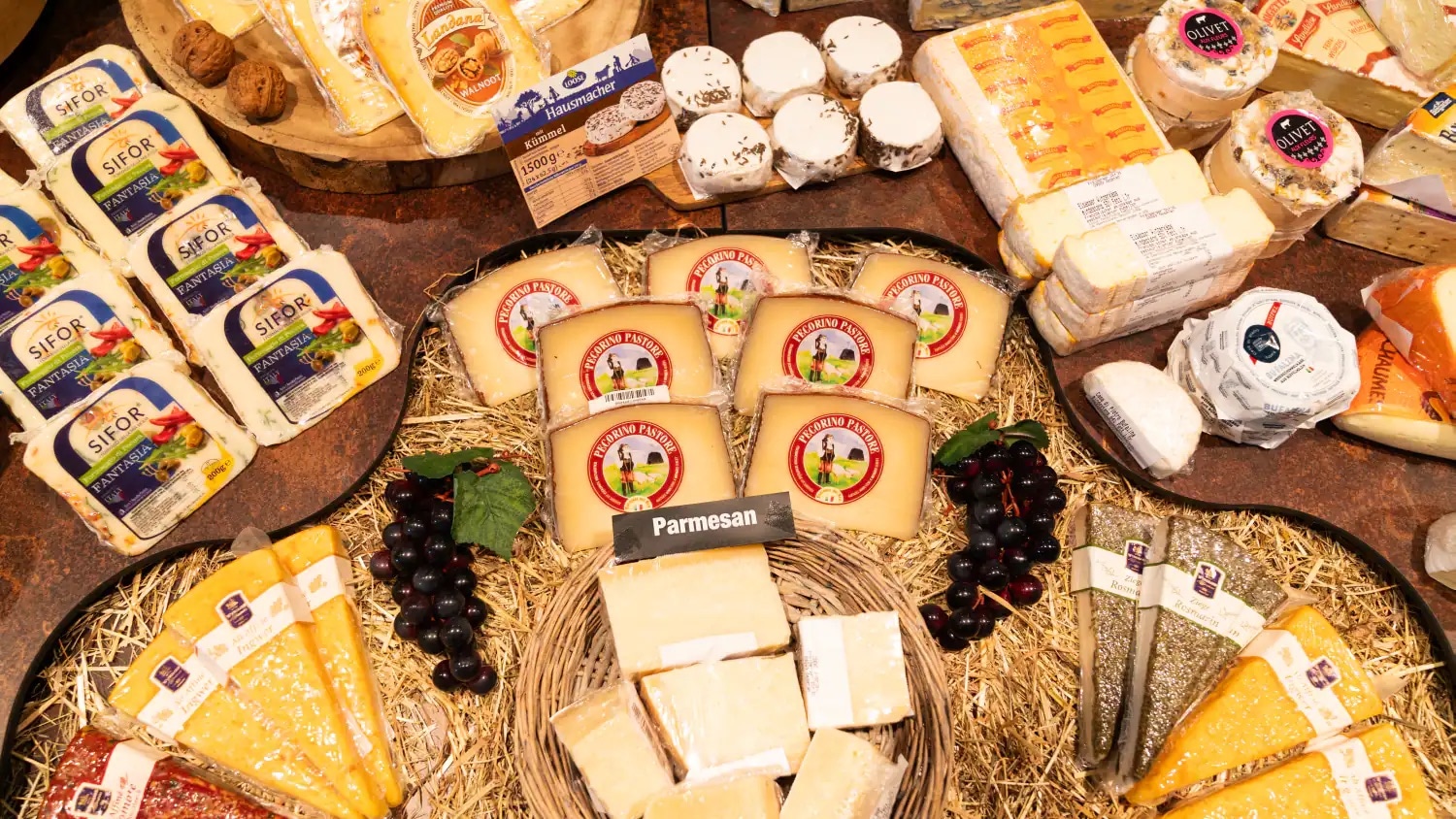 Die Auslage der Käsetheke in einem EDEKA-Markt.