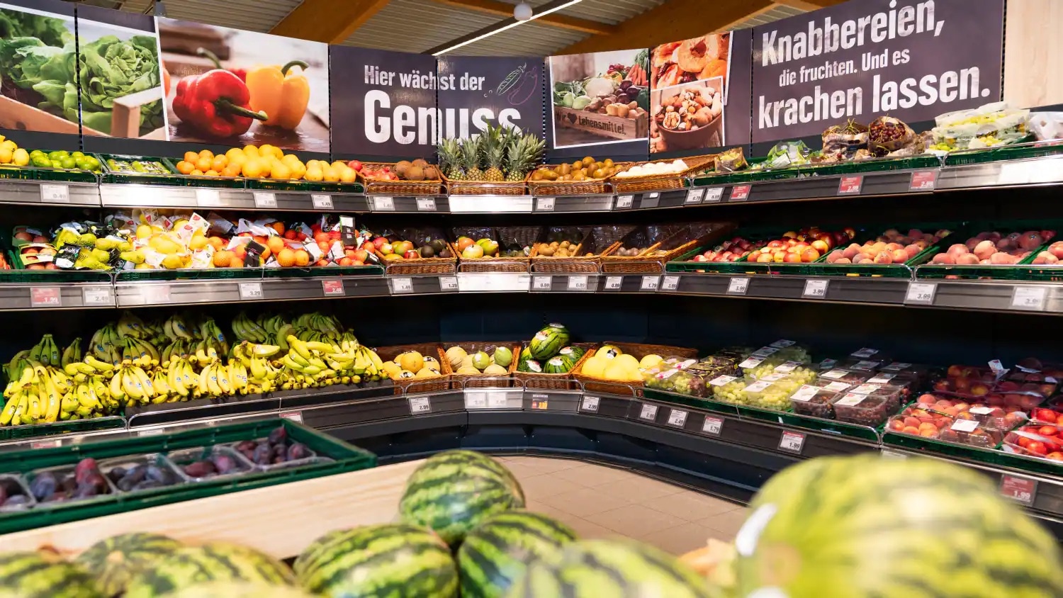 Die Obst- und Gemüseabteilung eines EDEKA-Marktes.