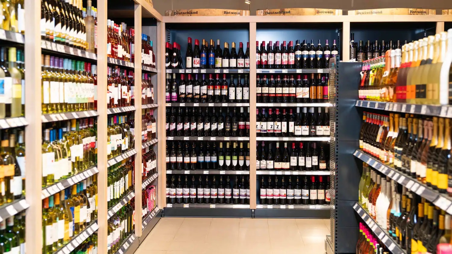 Die Weinabteilung in einem EDEKA-Markt.