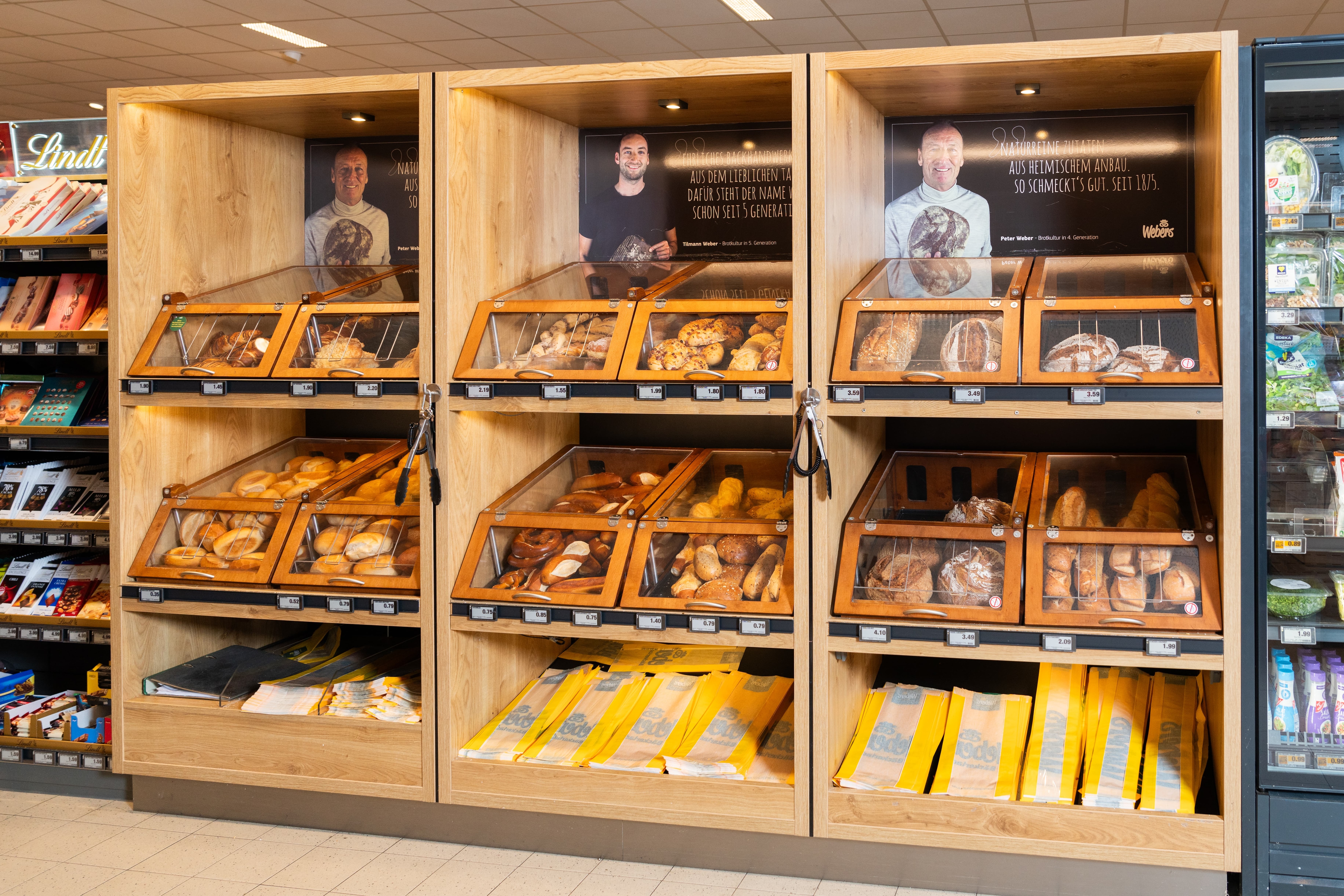 Backwarenshop zum Selbstbedienen in einem Edeka Markt.