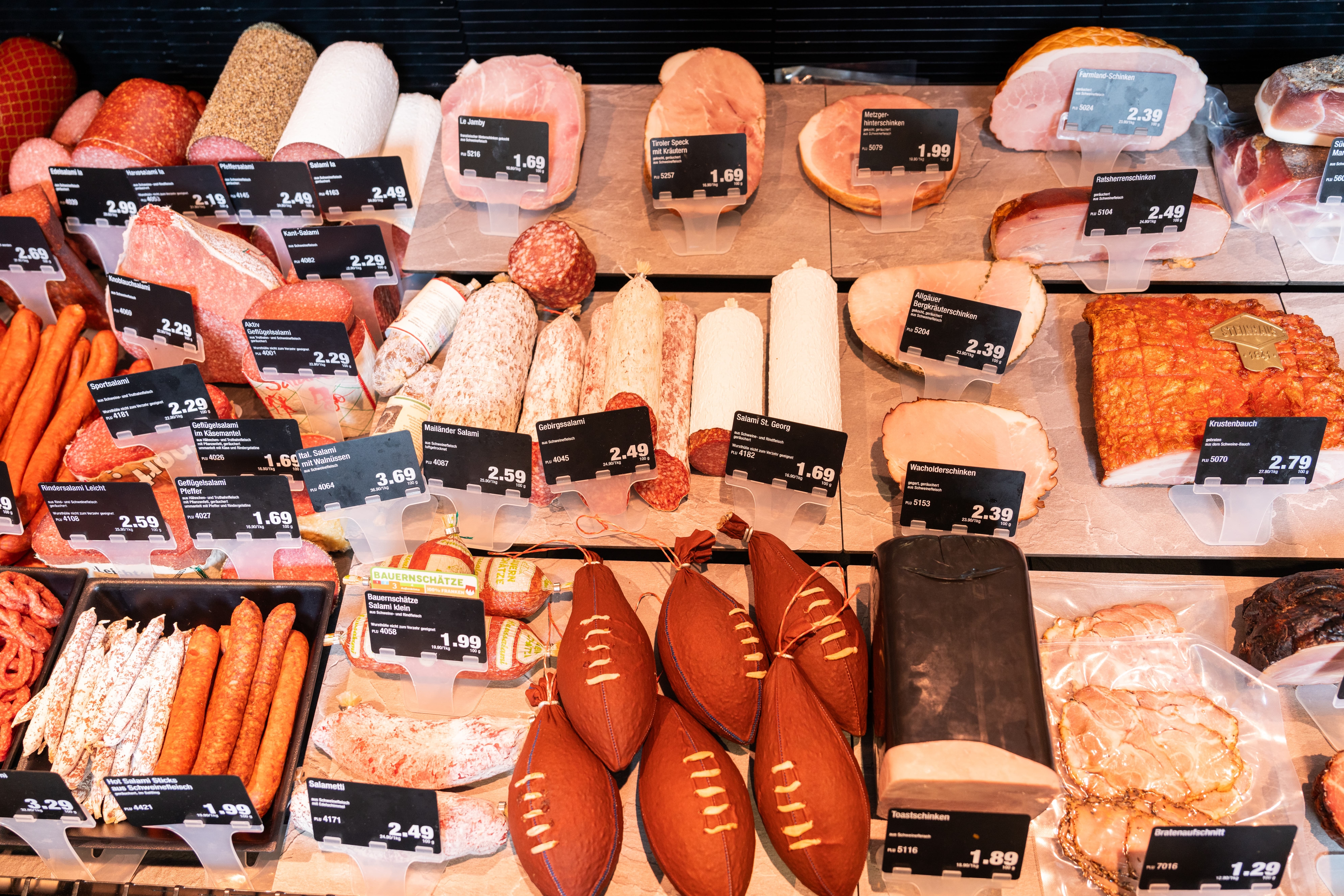 Nahaufname einer Fleischtheke mit unterschiedlichen Fleischwaren.