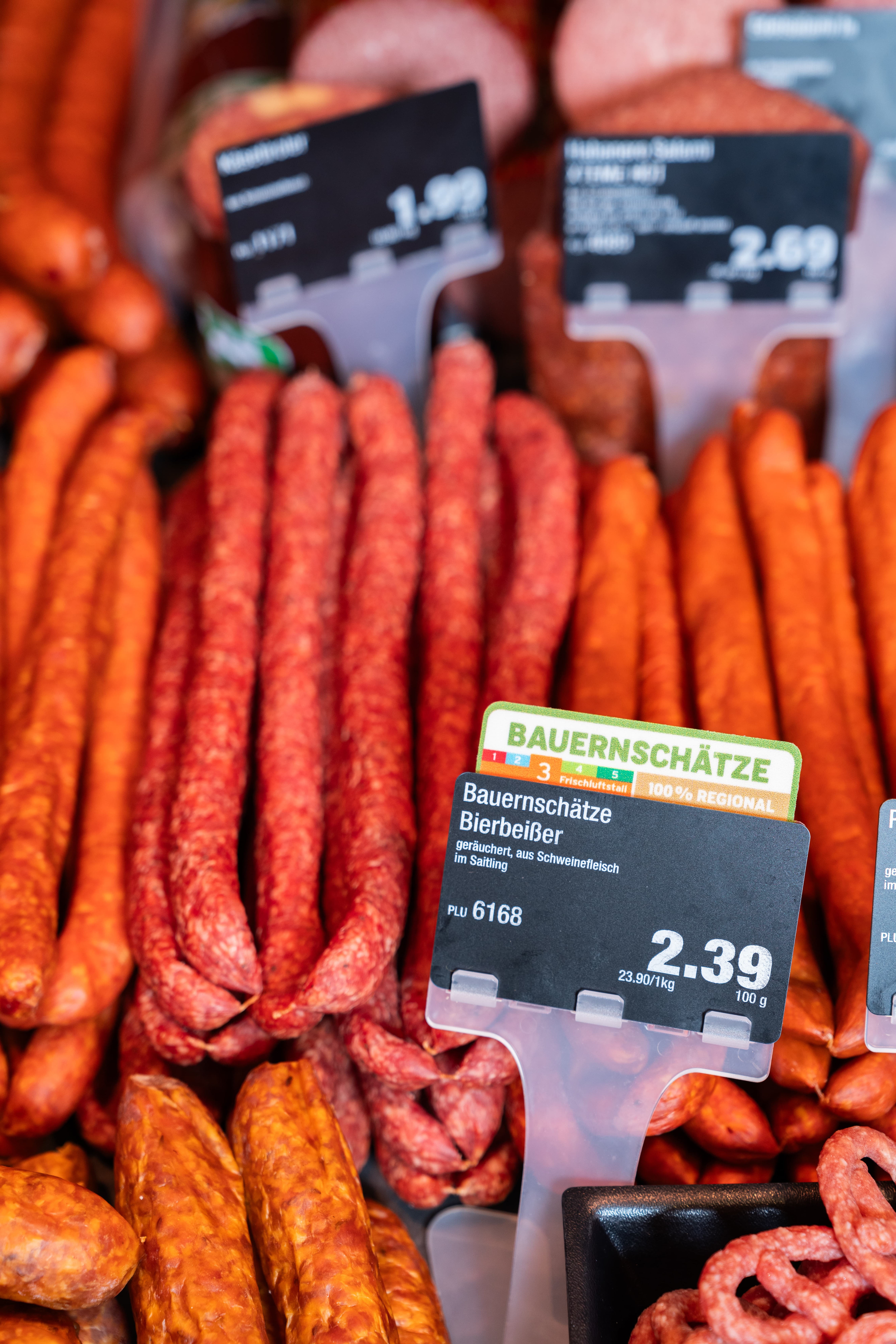 Nahaufname einer Fleischtheke mit unterschiedlichen Fleischwaren.