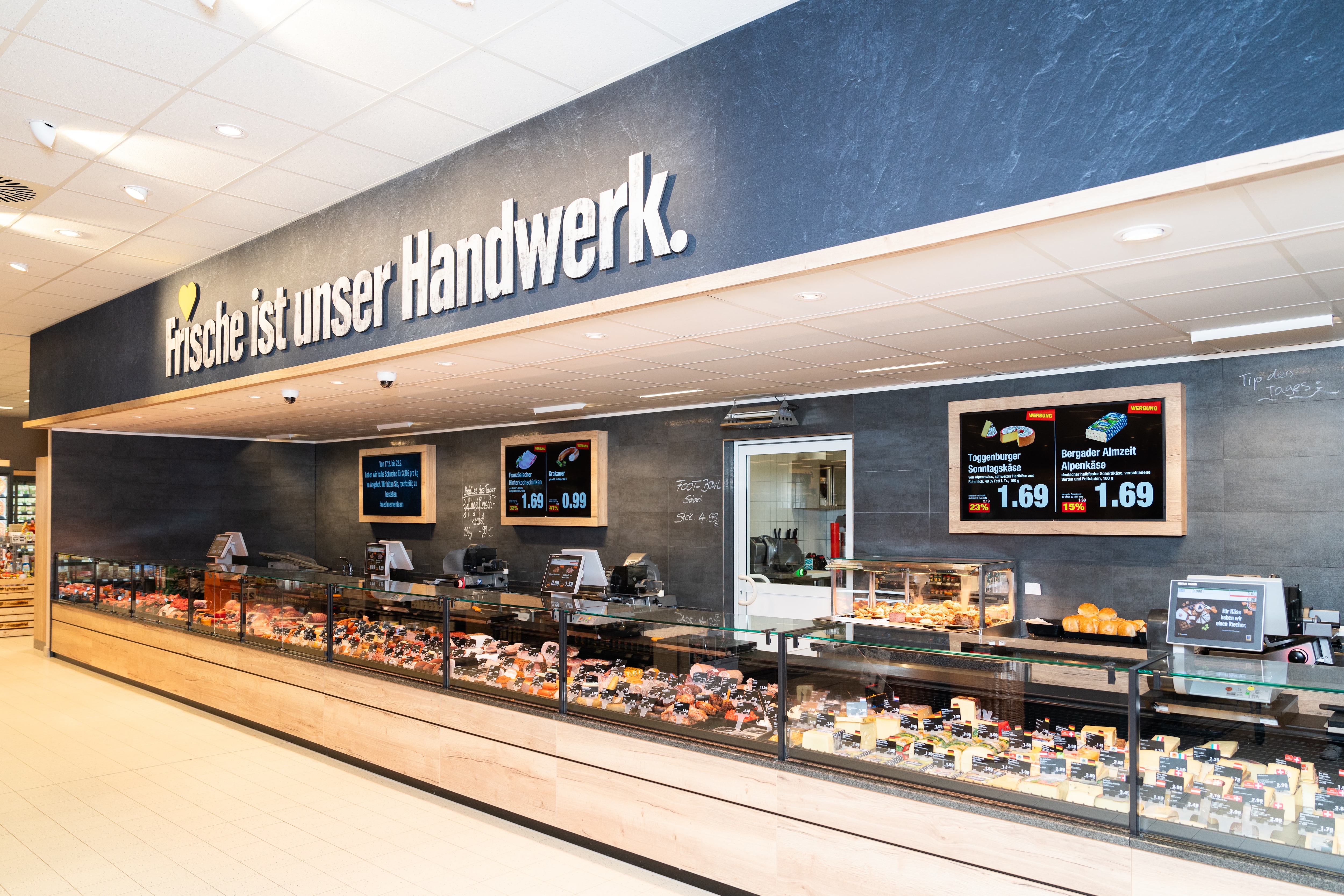Menschenleere Frischetheke in einem Edeka Markt, über der Theke steht der Text "Frische ist unser Handwerk".