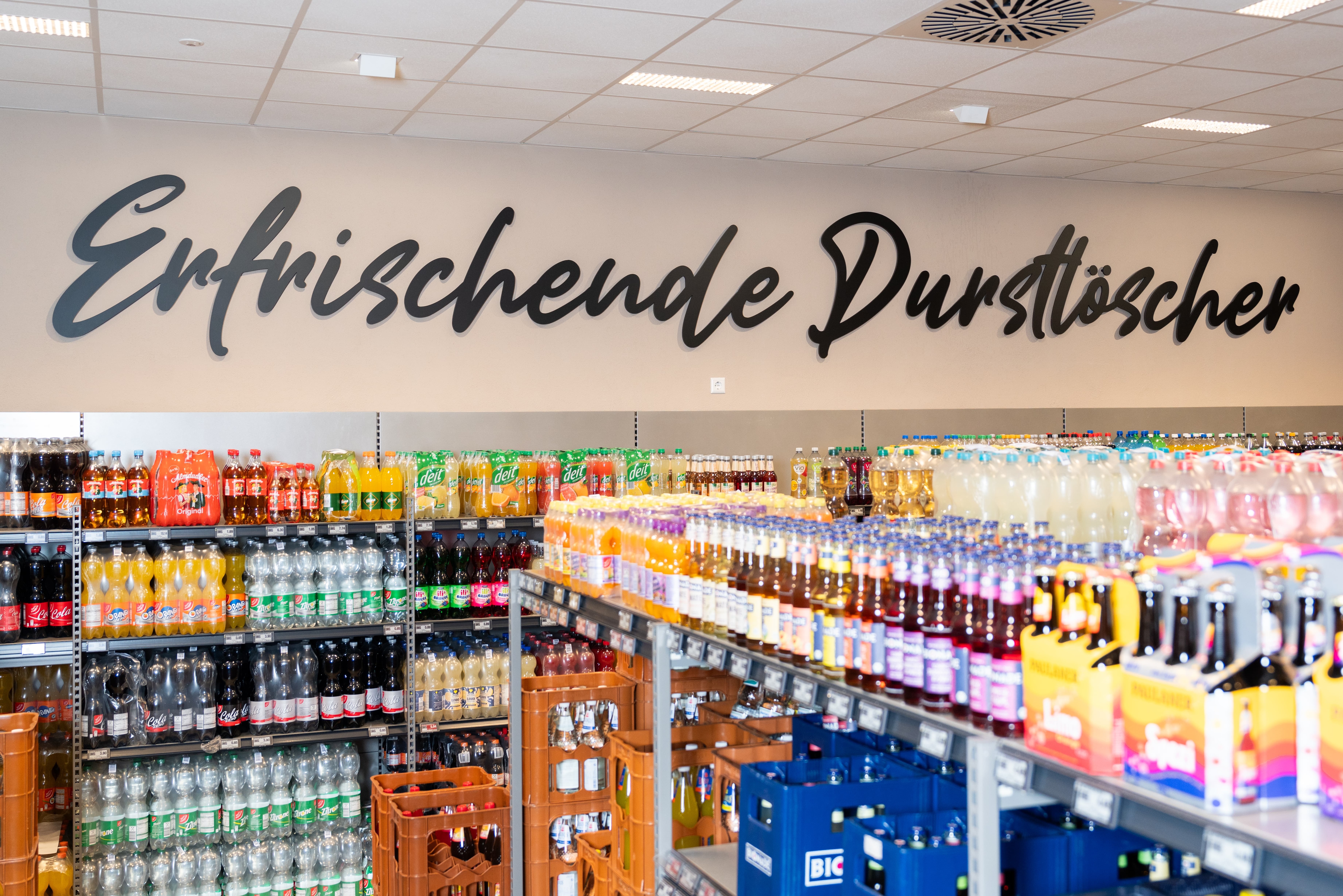 Blick auf eine Getränkeabteilung mit verschiedenen Softdrinks.