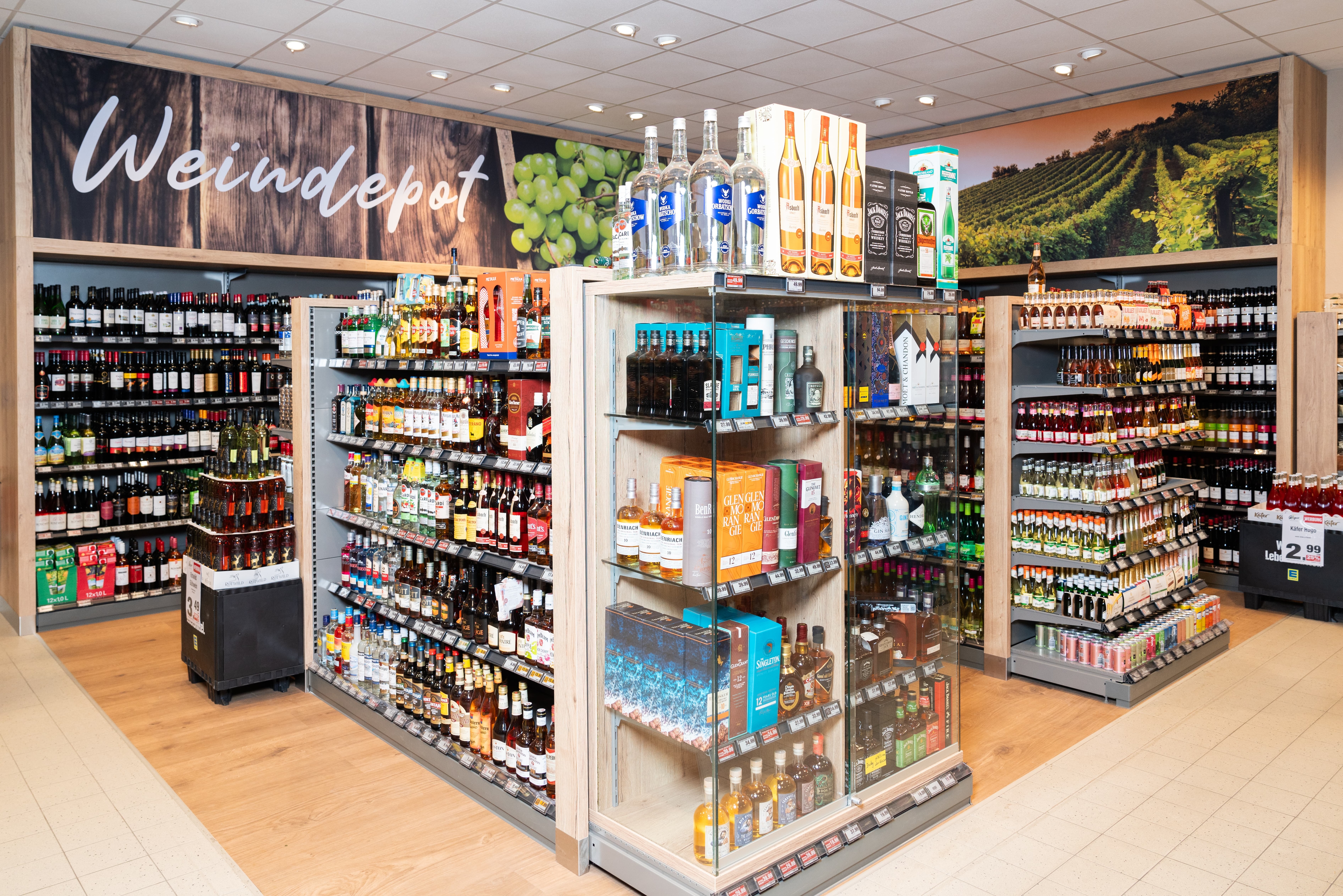 Blick auf eine Getränkeabteilung mit verschiedenen Weinen und Spirituosen.