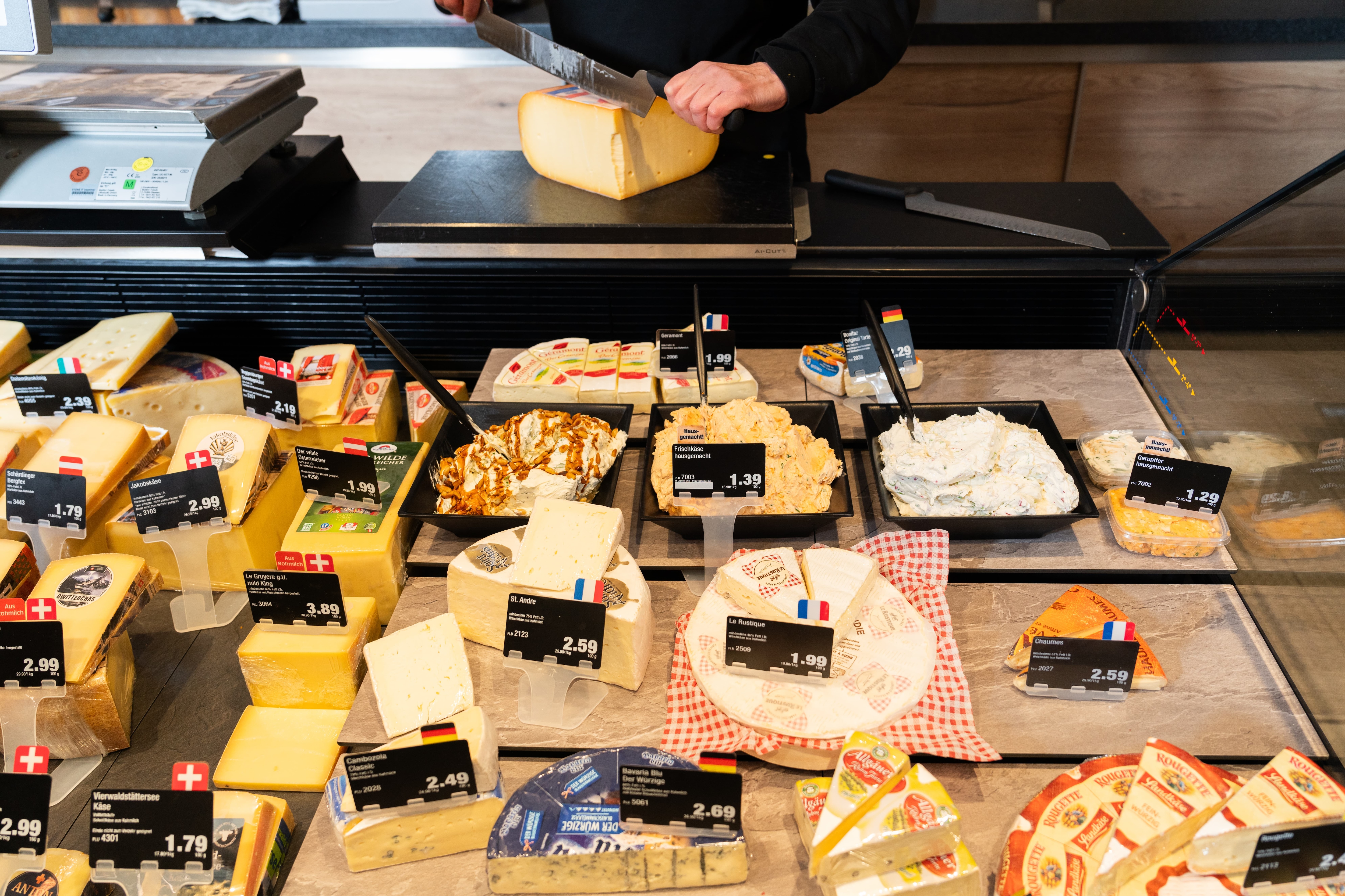 Nahaufnahme einer Kästetheke mit unterschiedlichen Käsewarne.