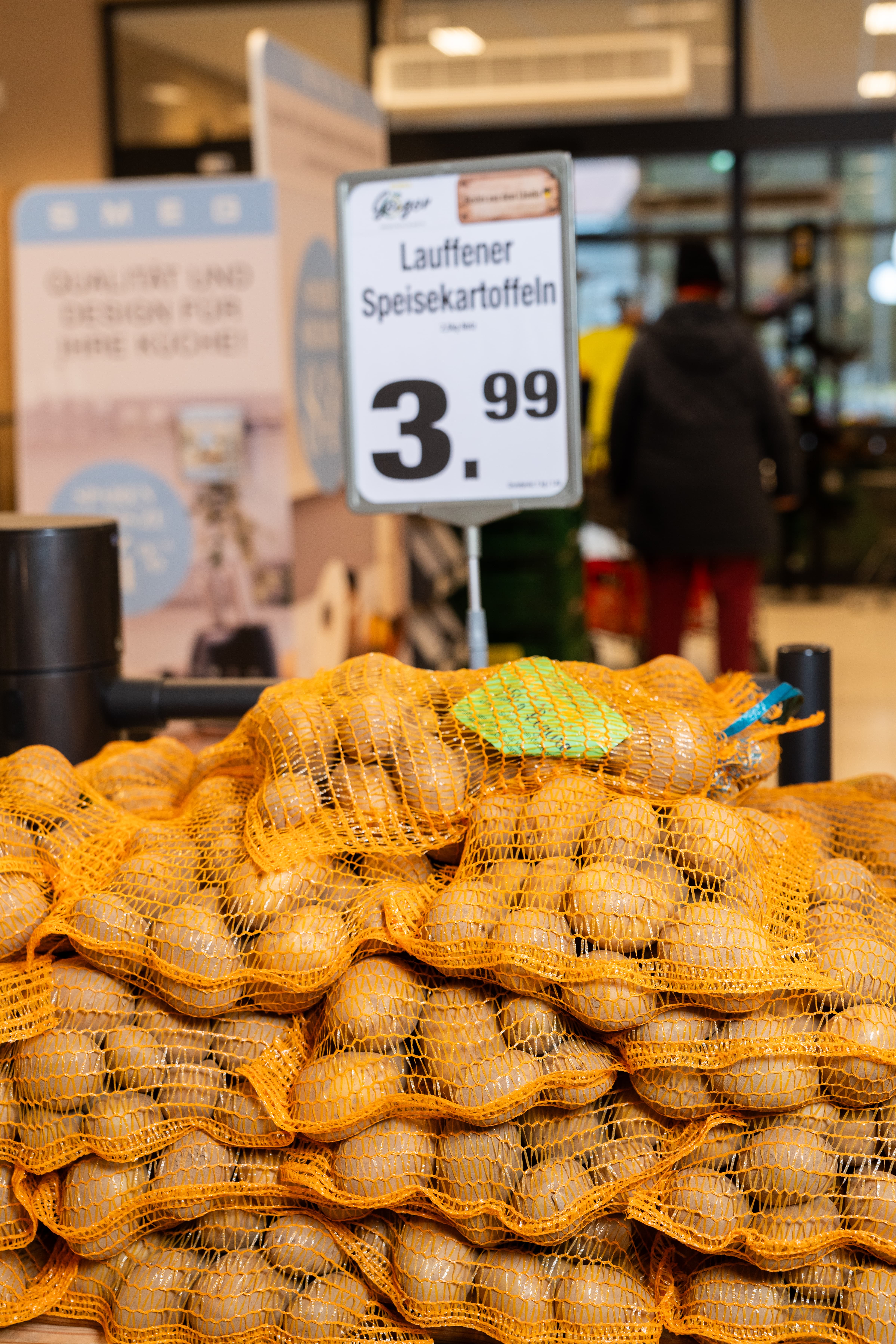 Nahaufnahme von mehreren Kartoffeln in Säcken, auf dem Schild steht "Lauffener Speisekartoffeln".