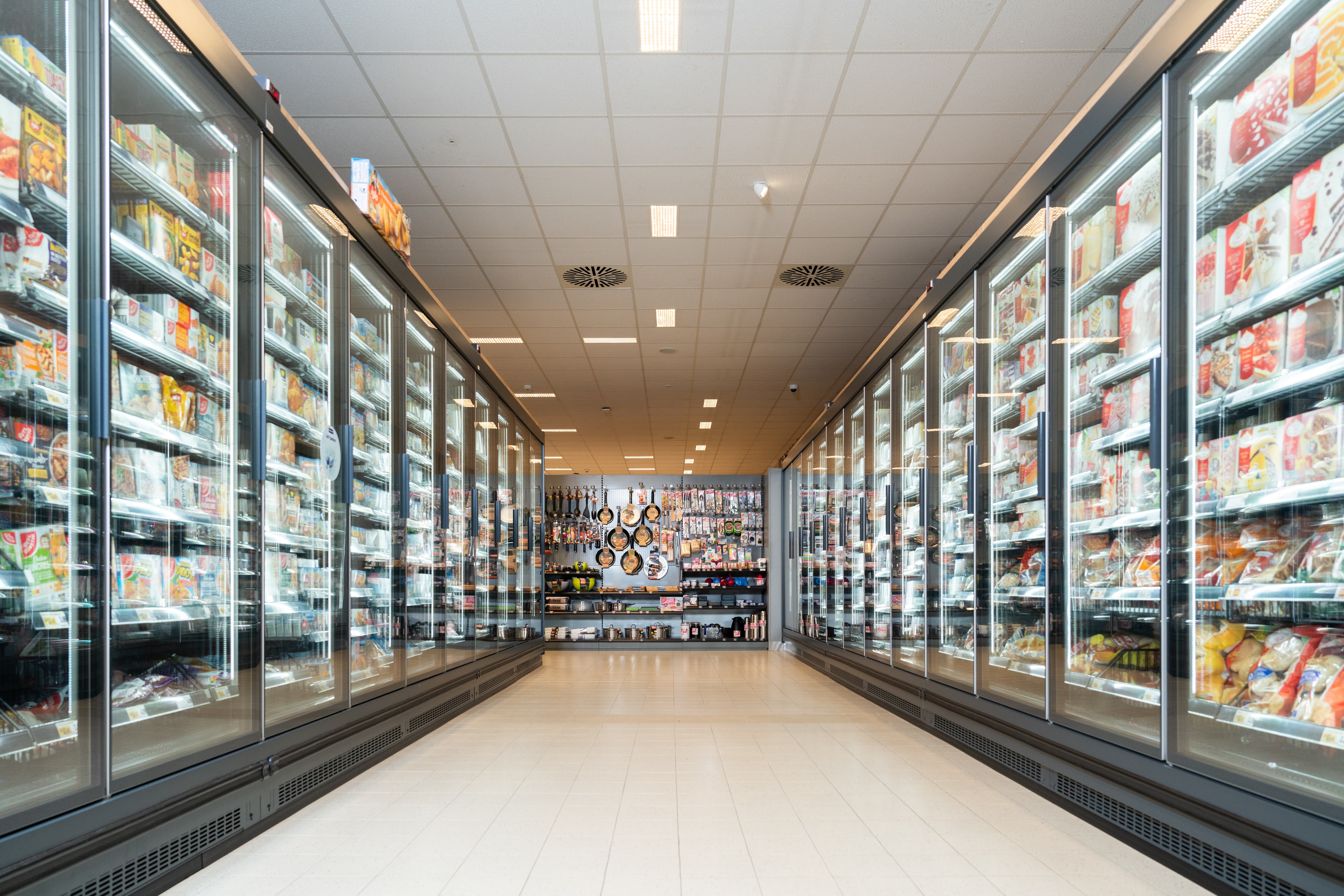 Kühlabteilung in einem Edeka Markt für tiefgefrorene Waren.