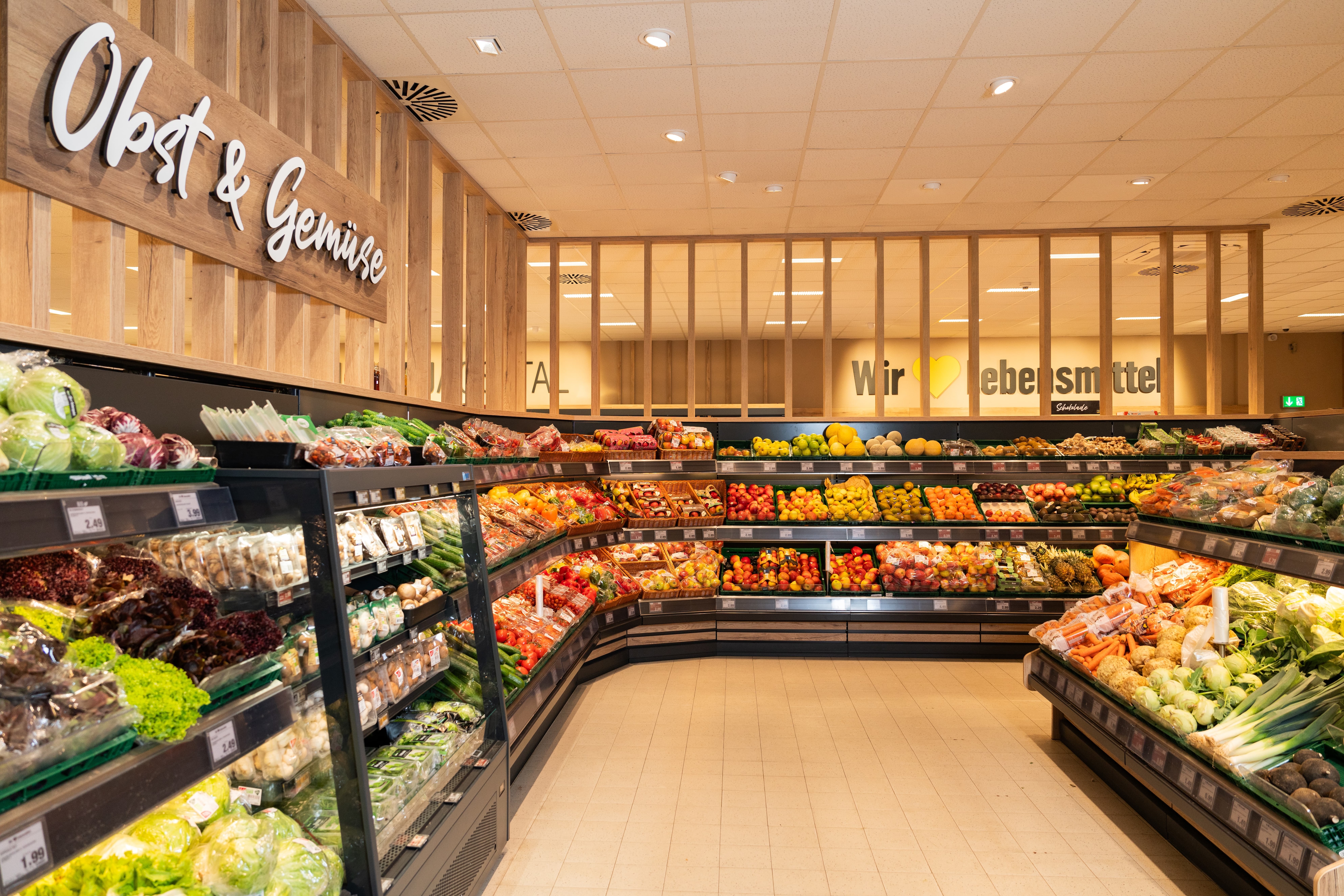 Blick auf eine Obst- und Gemüseabteilung.