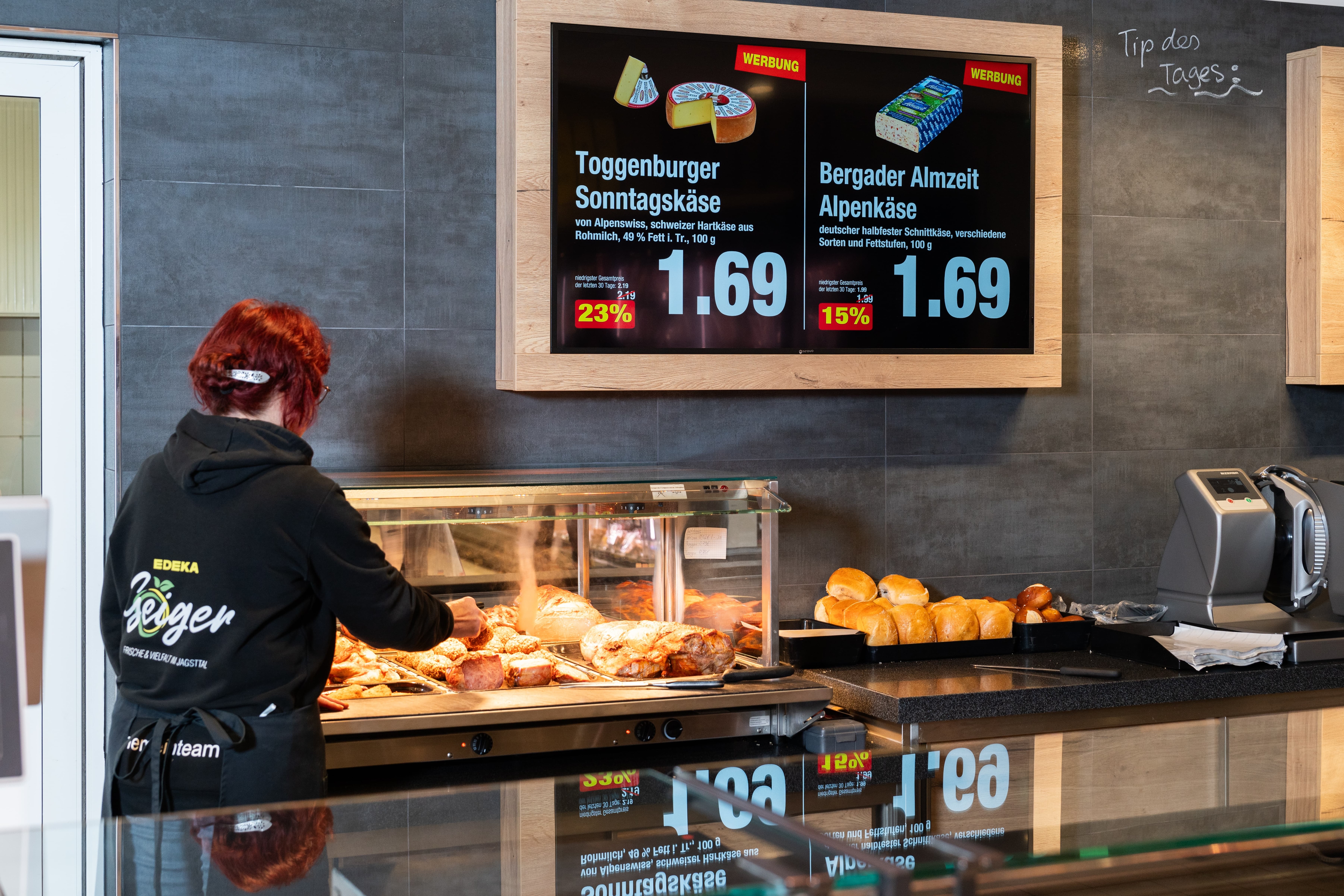 Heiße Theke mit verschiedenen warmen Gerichten.