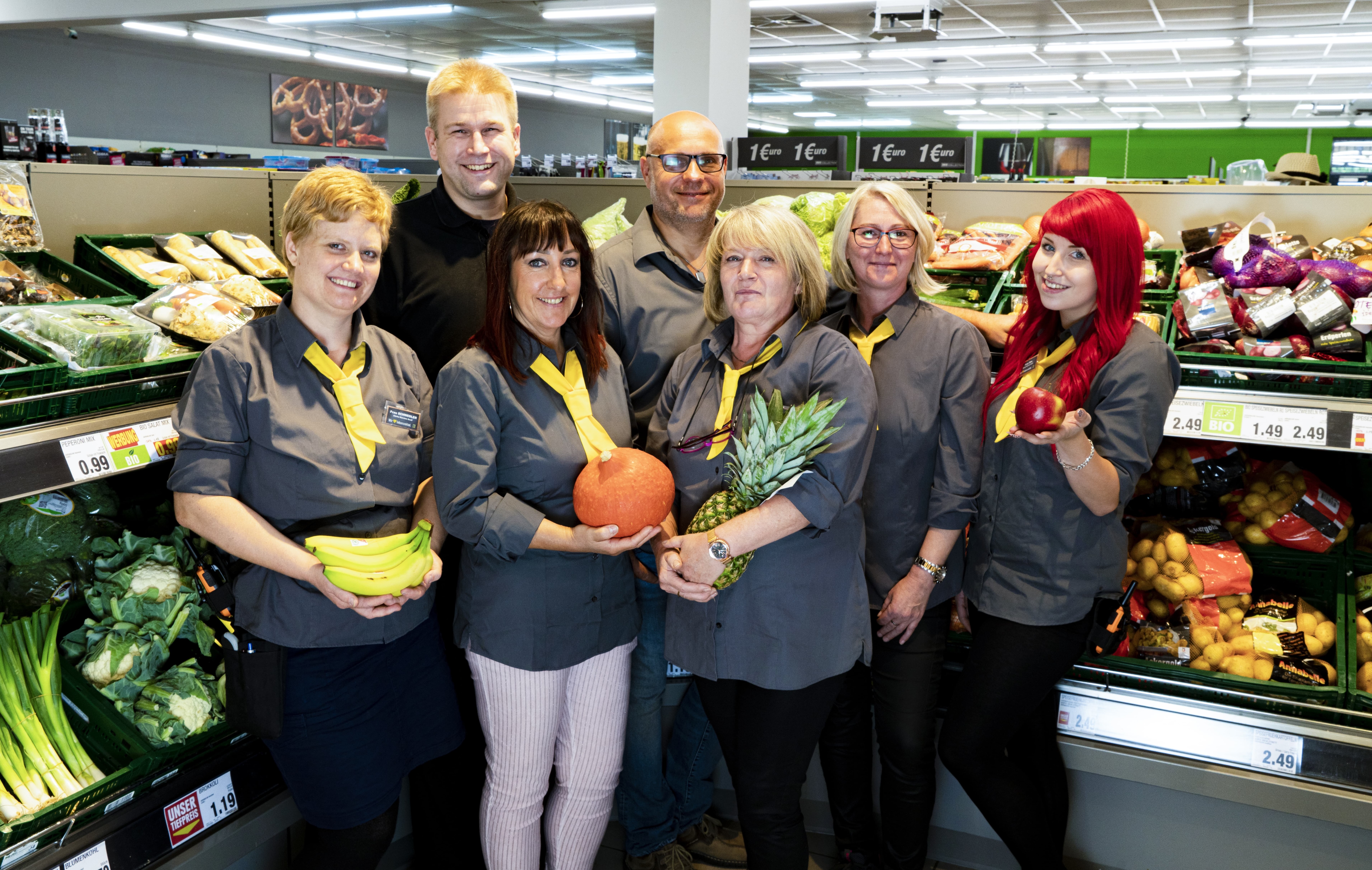 Gruppenbild in der Gemüse- und Obstabteilung der Edeka Mitarbeiterinnen und Mitarbeitern.