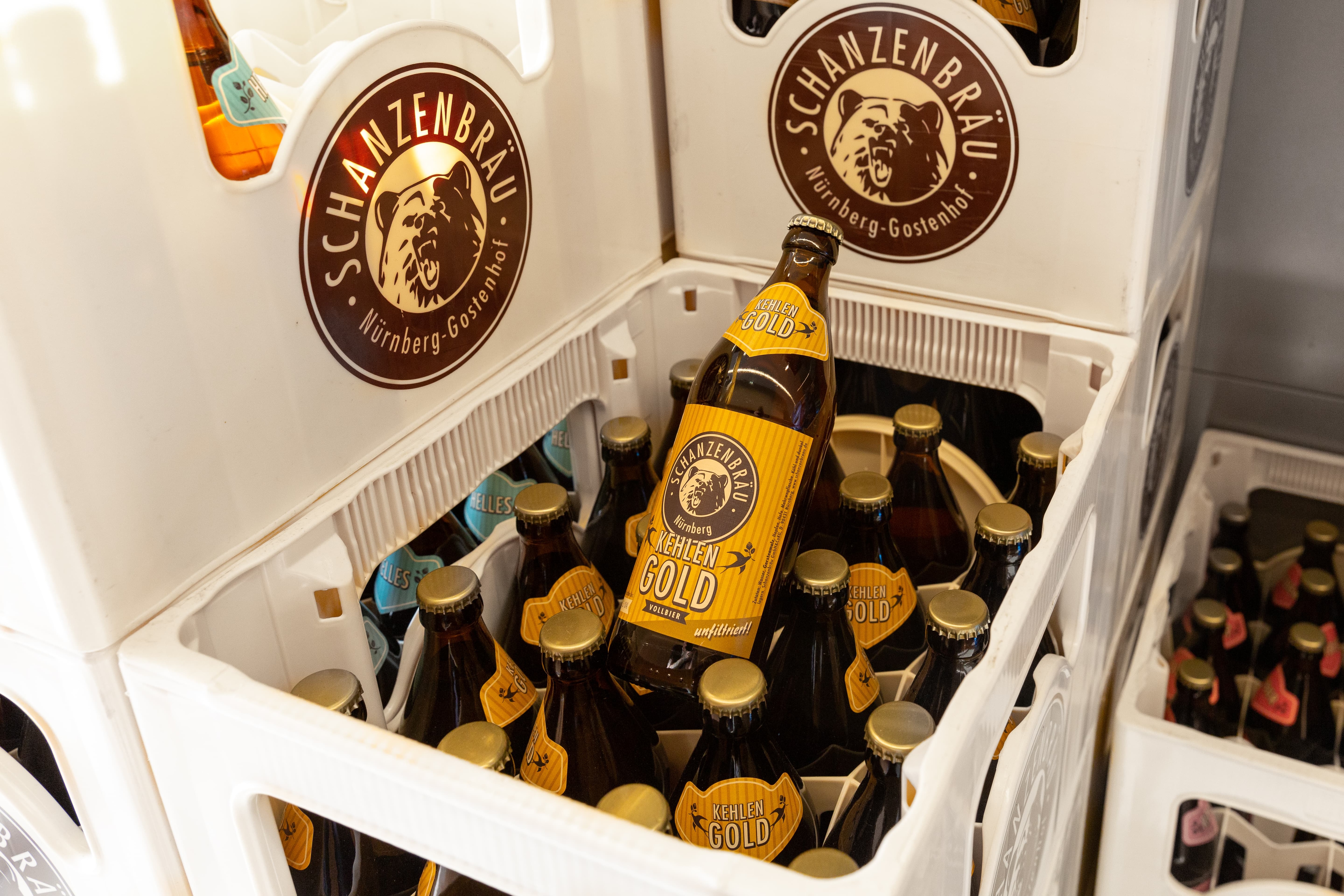 Nahaufnahme einer Kiste Bier von der Nürnberger Brauerei Schanzenbräu.