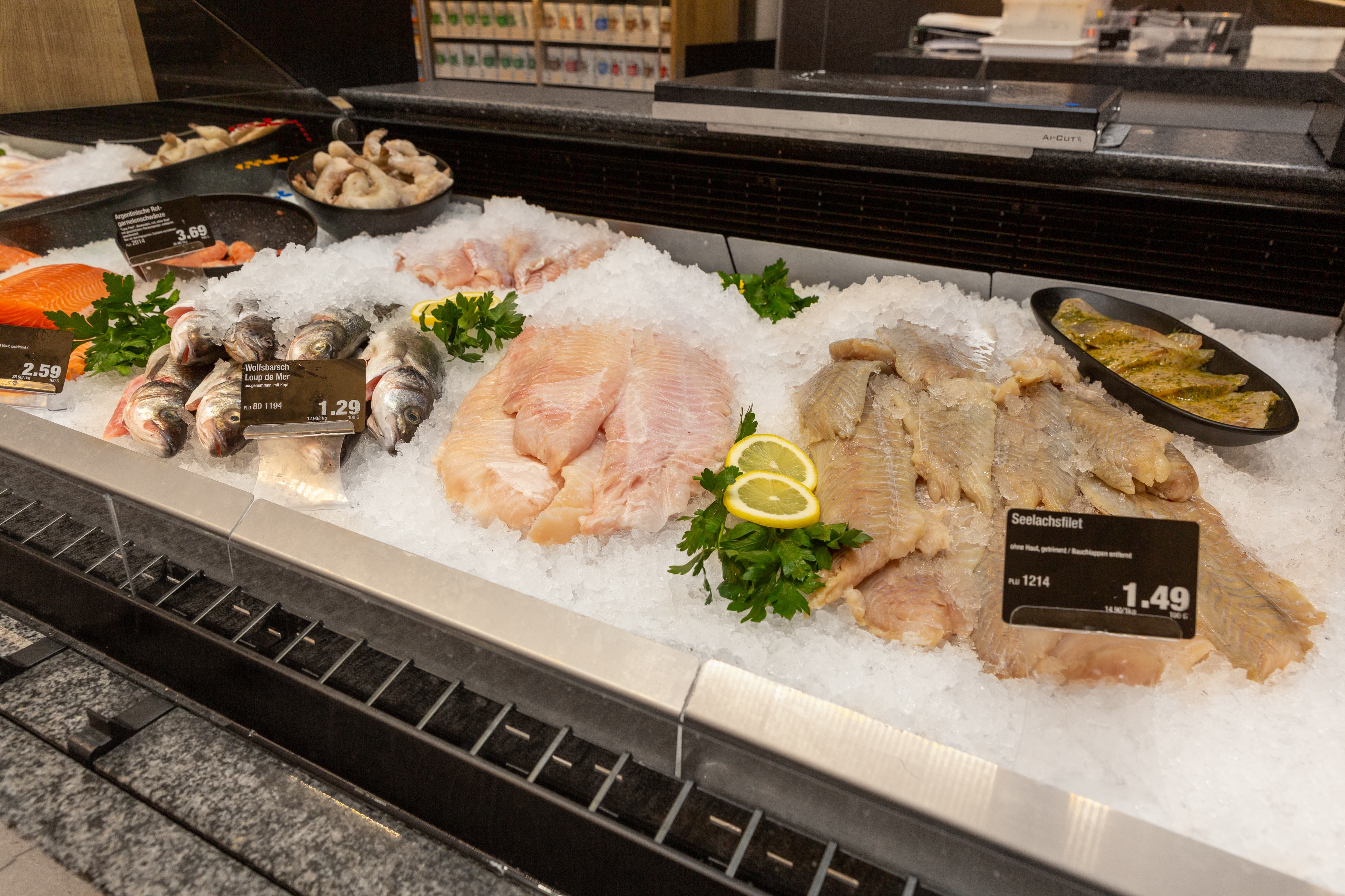 Die Fischtheke eines Edeka-Marktes.