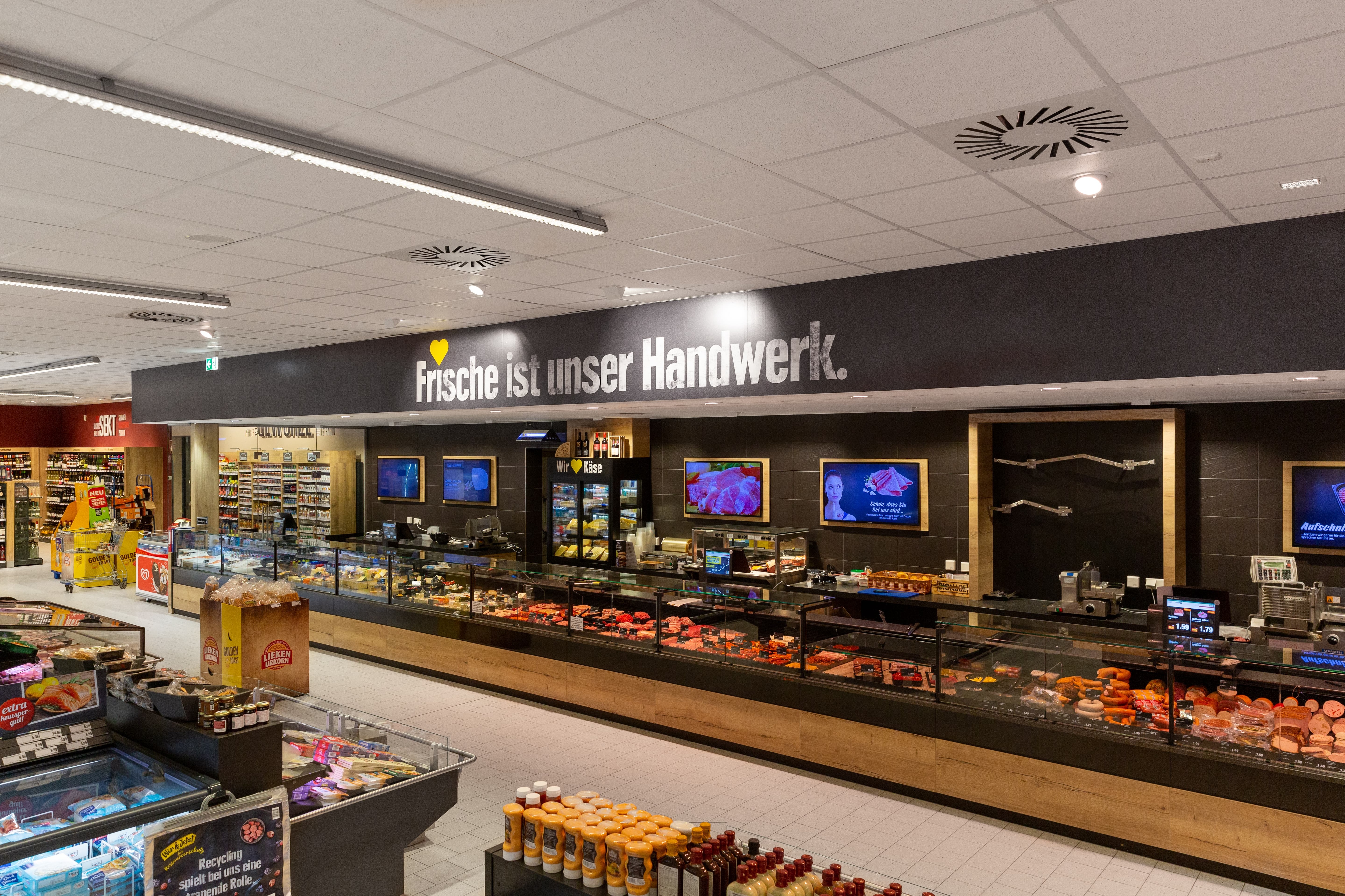 Großaufnahme der gesamten Frischtheke eines Edeka-Marktes.