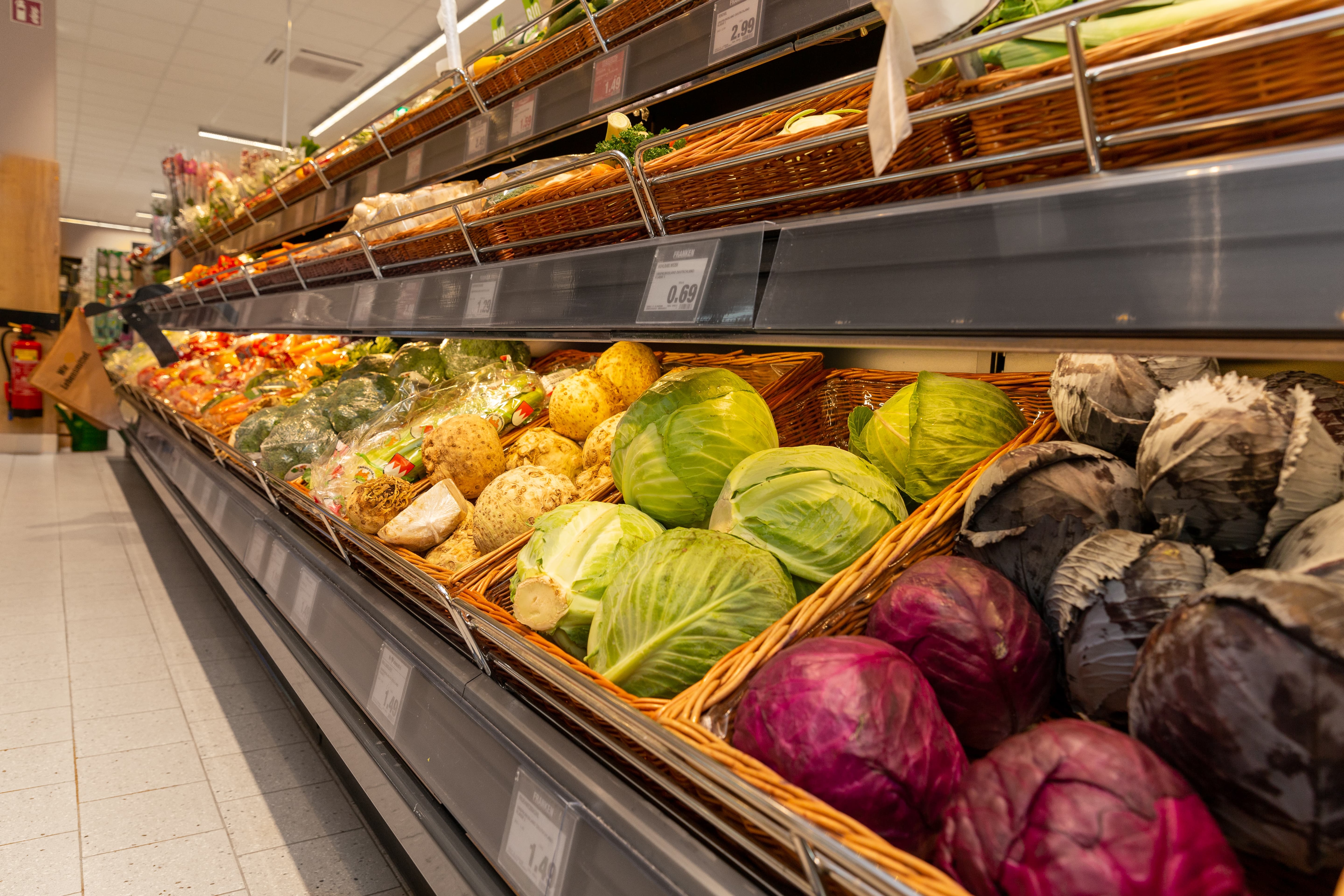 Nahaufnahme eines Gemüseregals in einem Edeka-Markt.