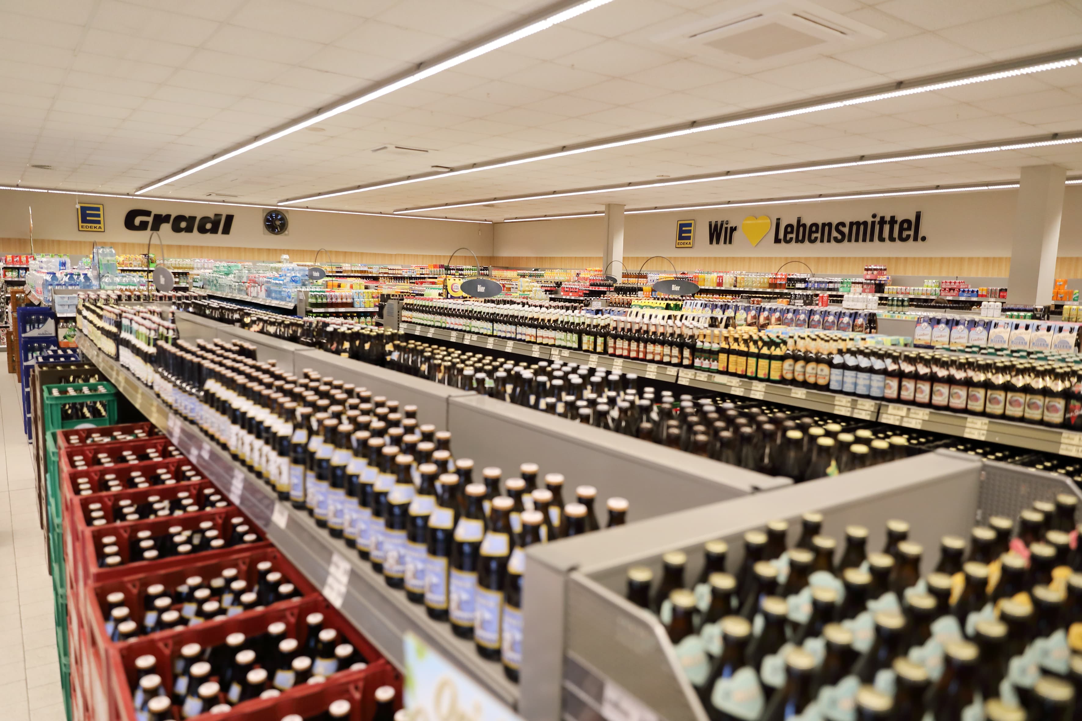 Ein Überblick über die Regalreihen eines Getränkeabteilung in einem Edeka-Markt.