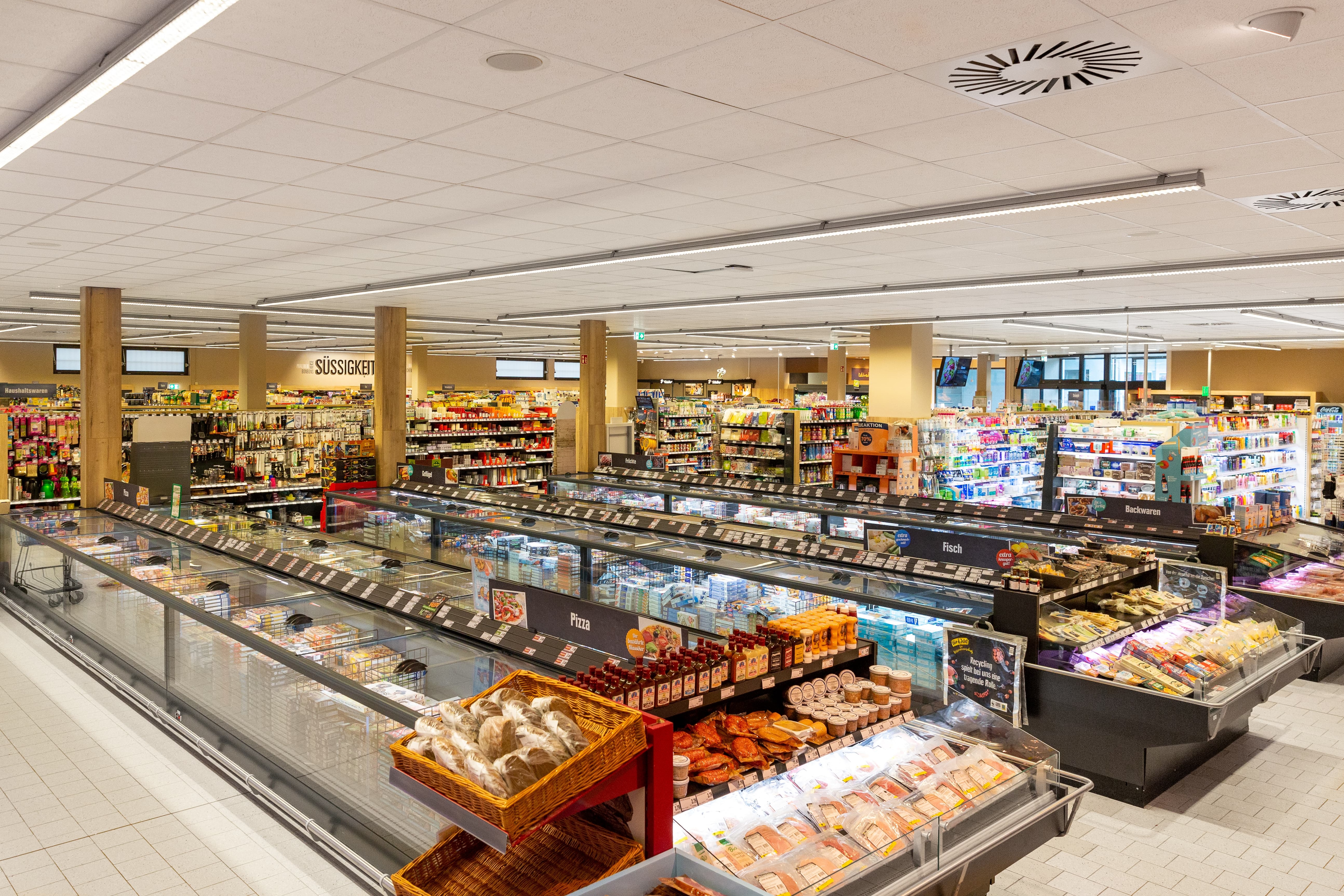 Ein Überblick über die verschiedenen Regalreihen und Abteilungen eines Edeka-Marktes.