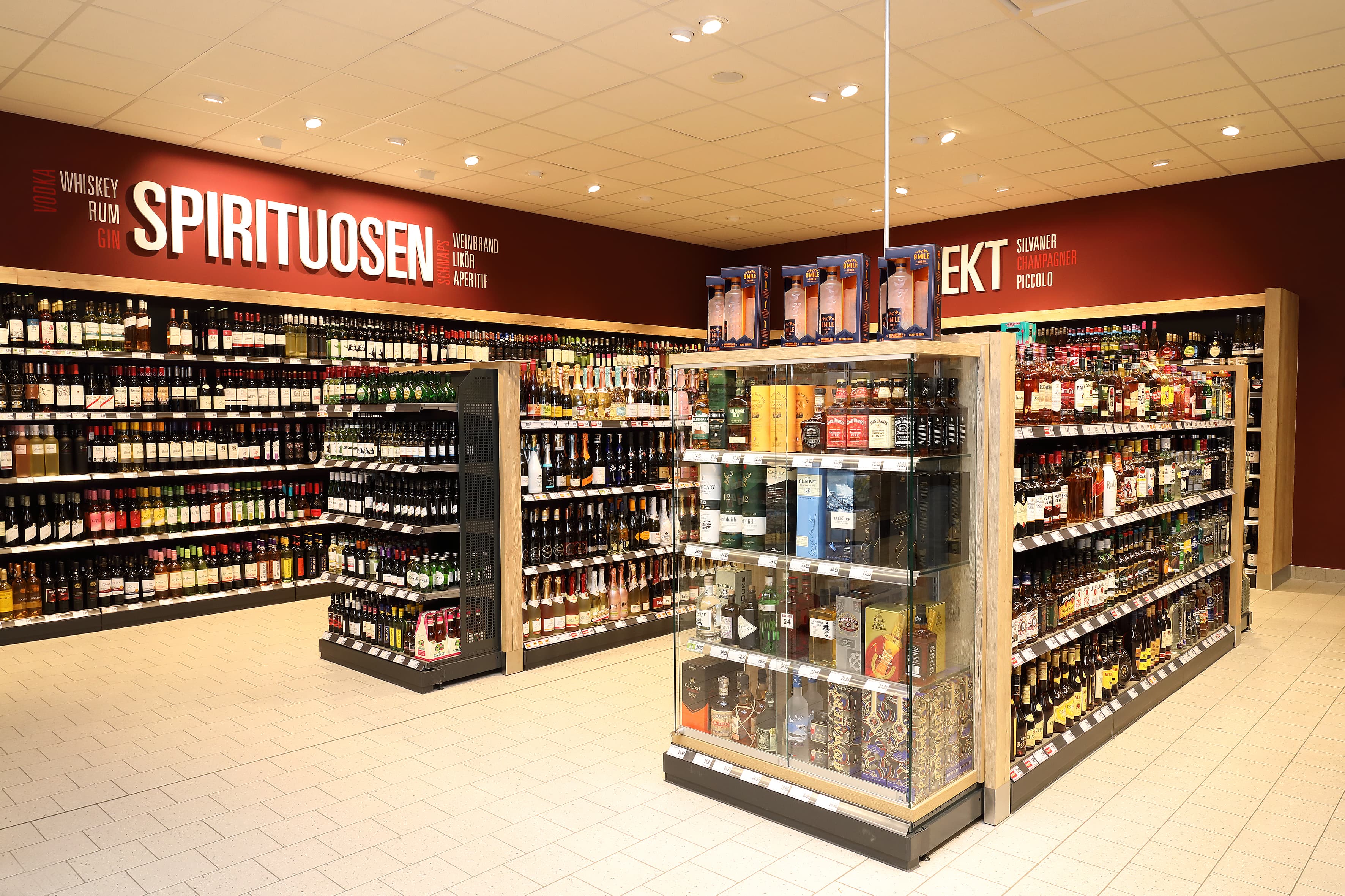 Die Spirituosenabteilung eines Edeka-Marktes.