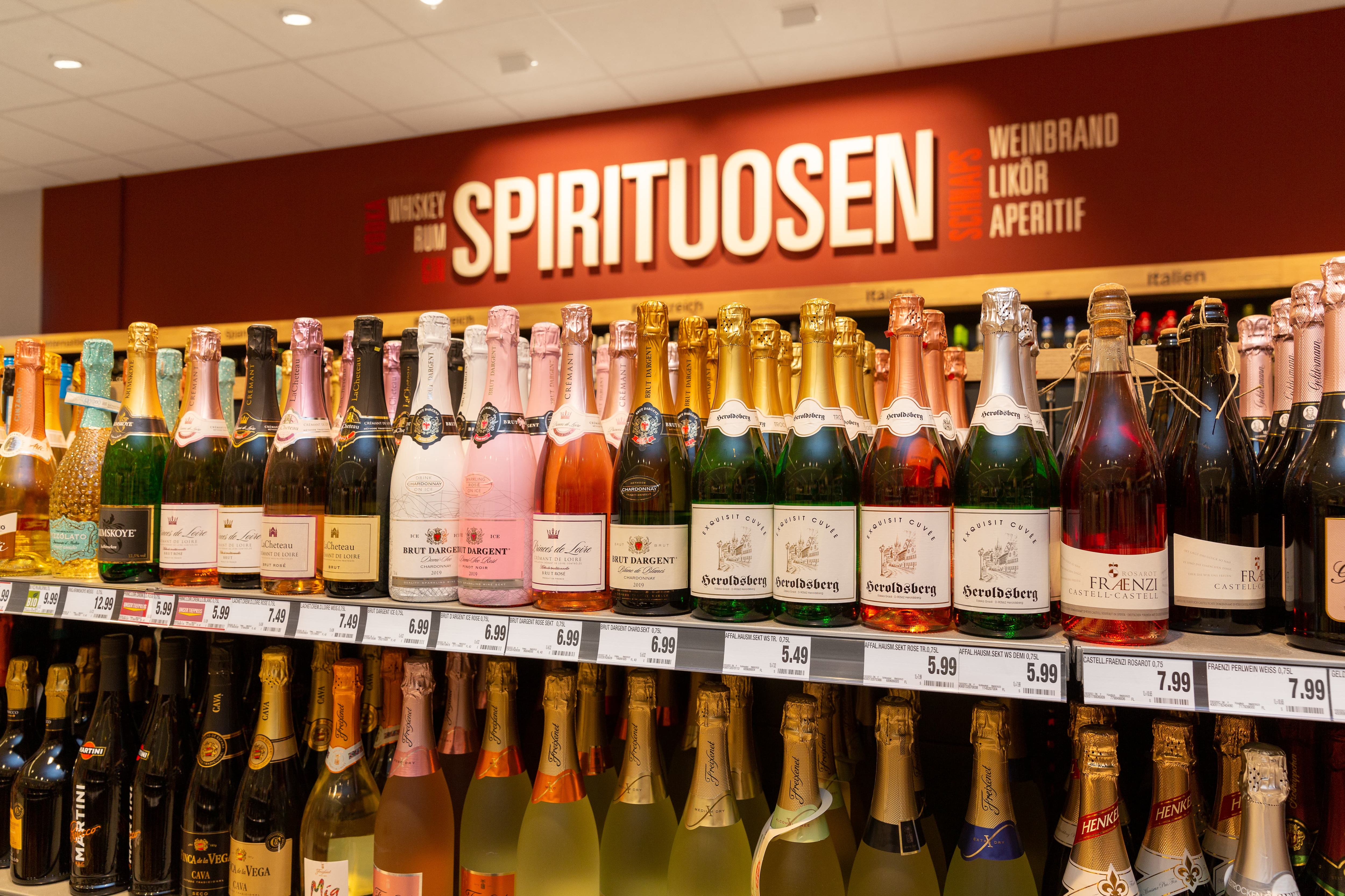 Ein Regal mit Schaumweinen in der Nahaufnahme.