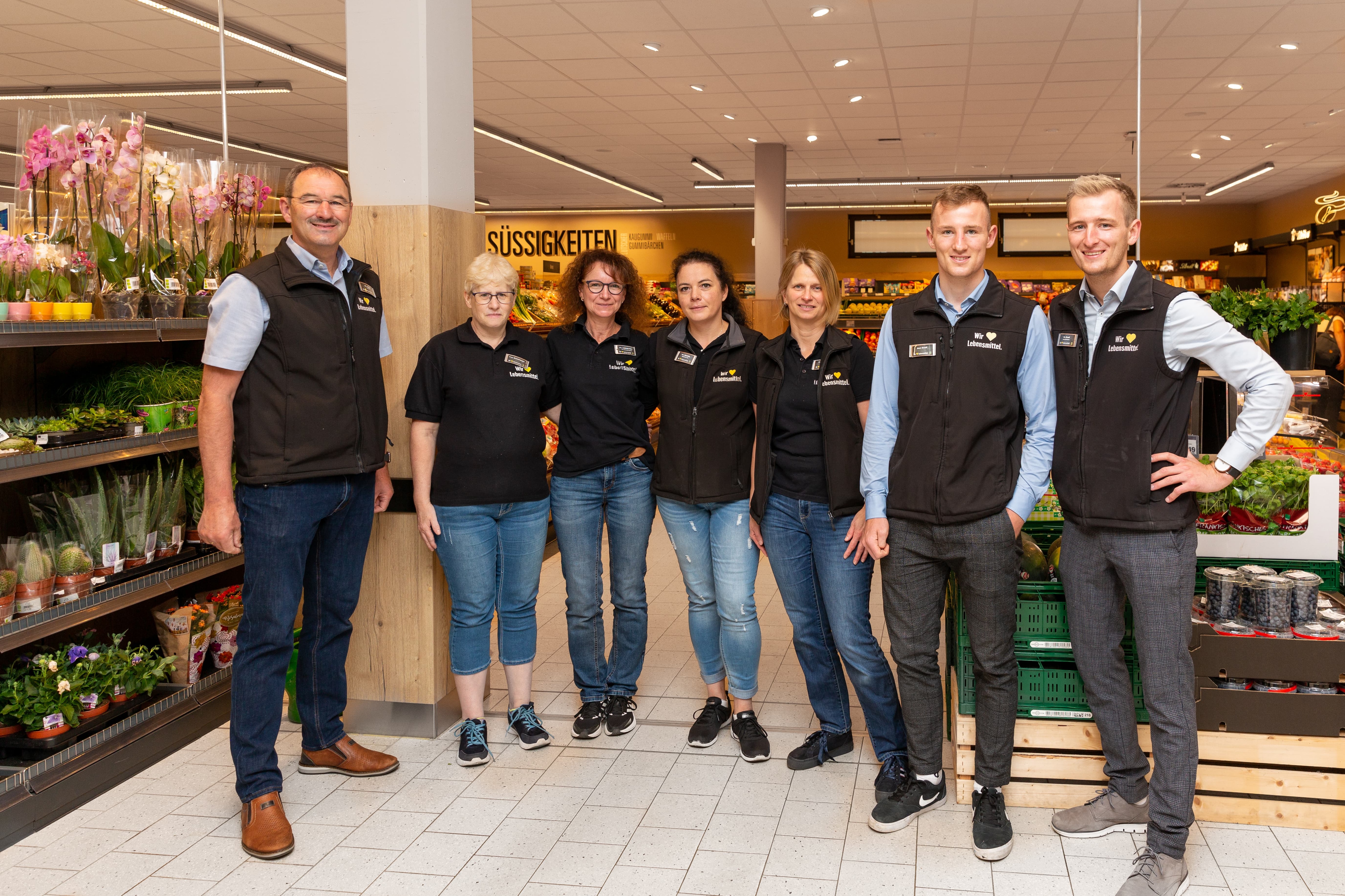 Ein Gruppenbild der Belegschaft eines Edeka-Marktes.