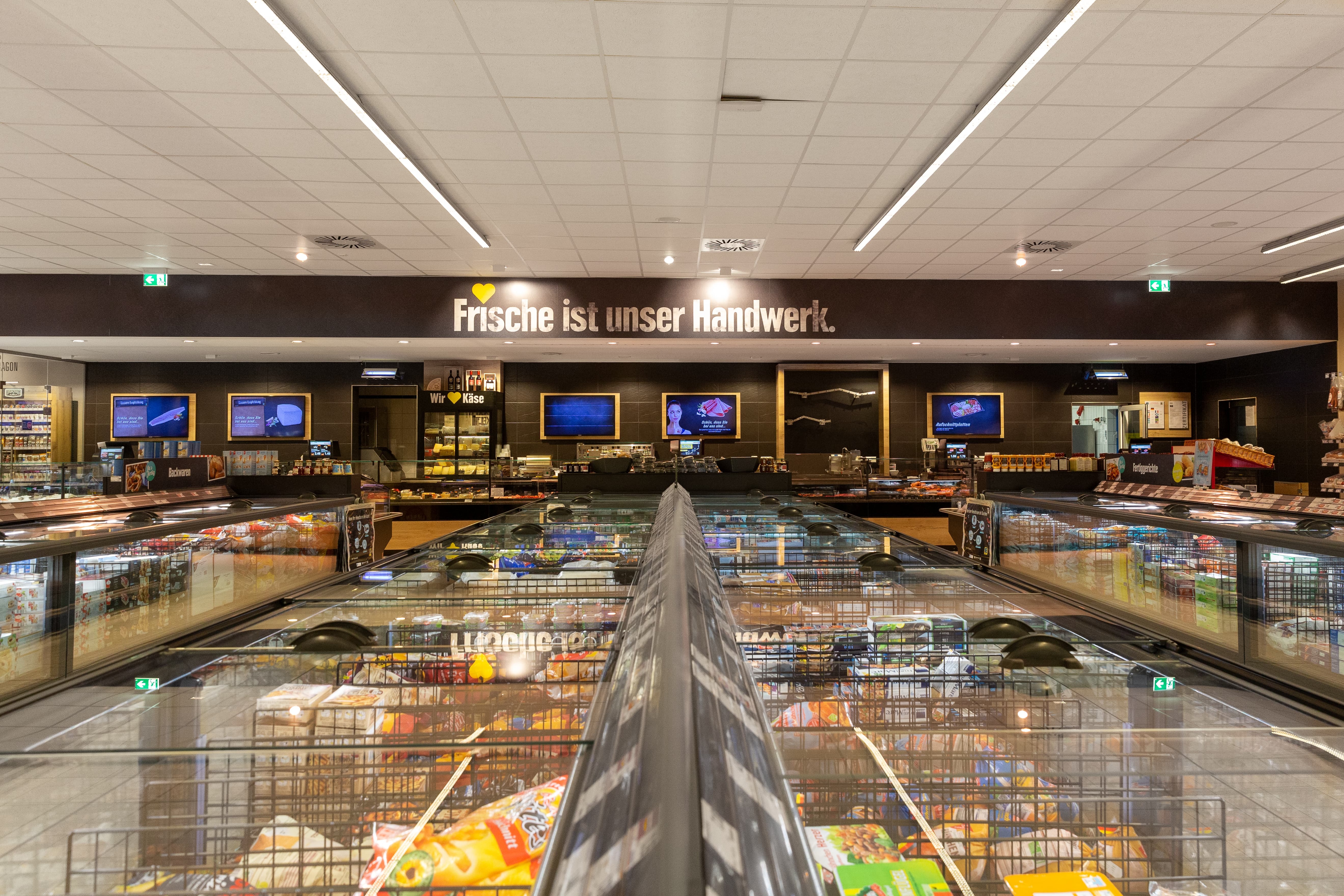 Die Tiefkühlabteilung eines Edeka-Marktes.