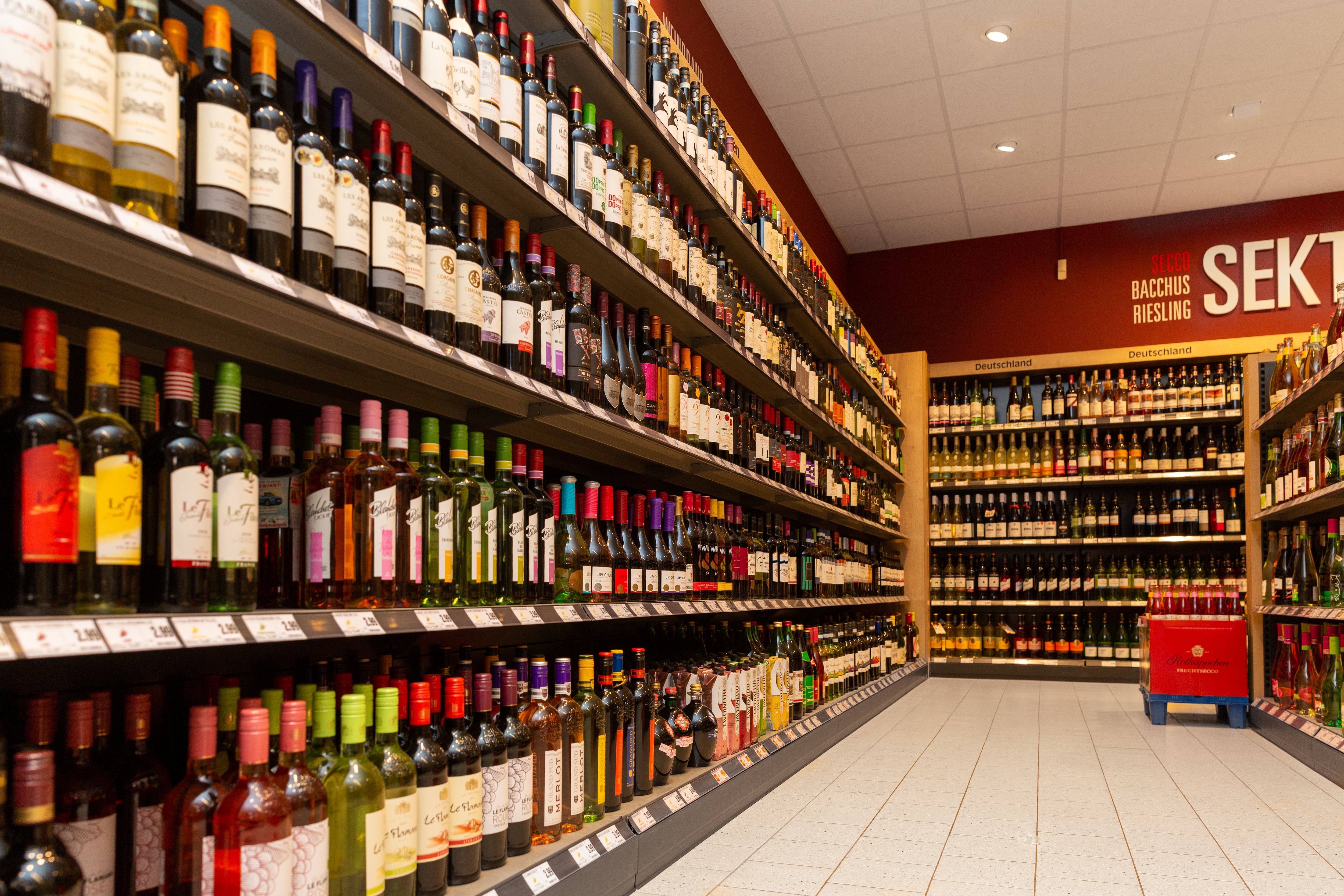 Ein Weinregal in einem Edeka-Markt.
