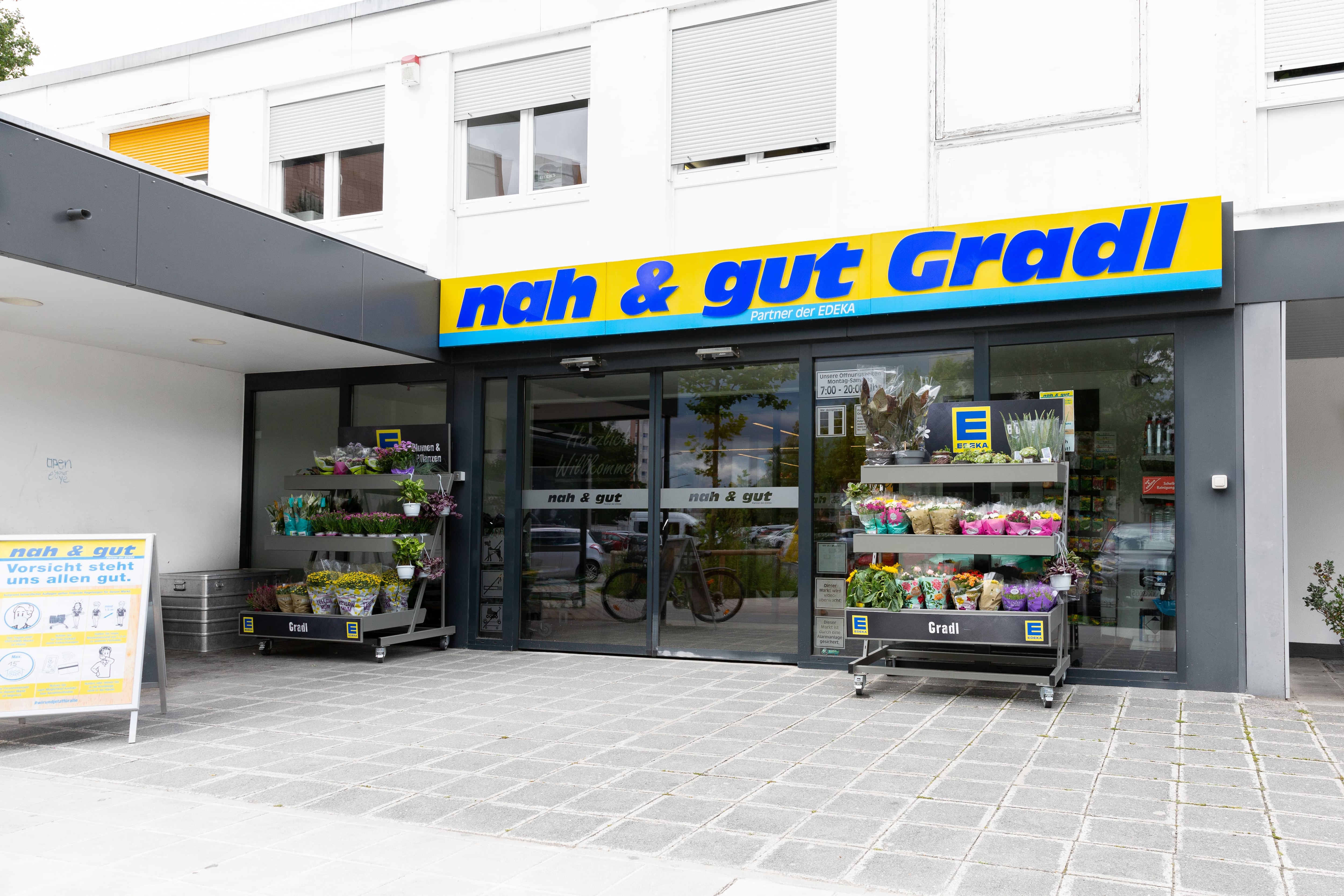 Eingangsbereich eines Edeka-Marktes.