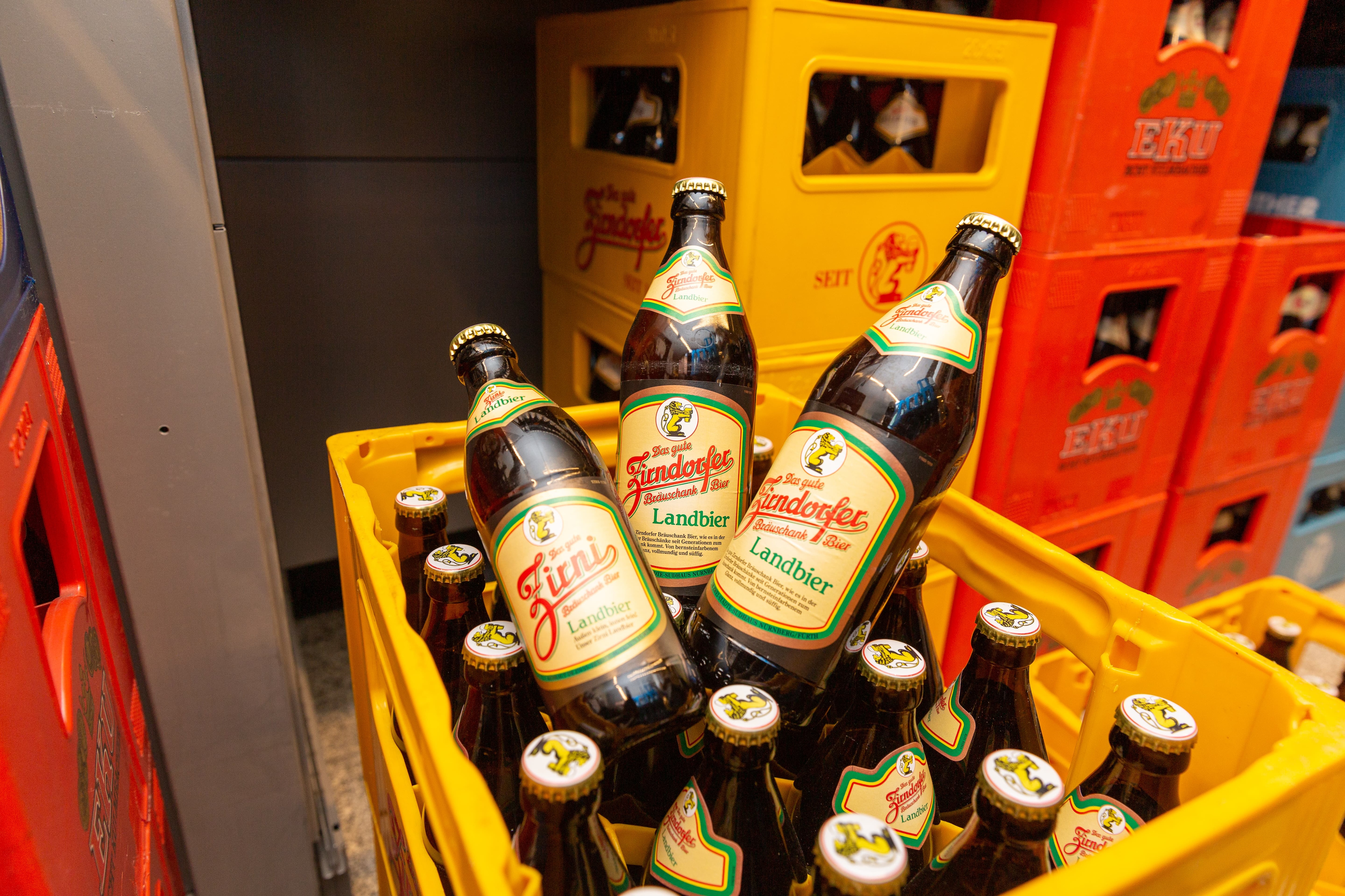 Eine Kiste Zirndorfer Landbier in der Nahaufnahme.