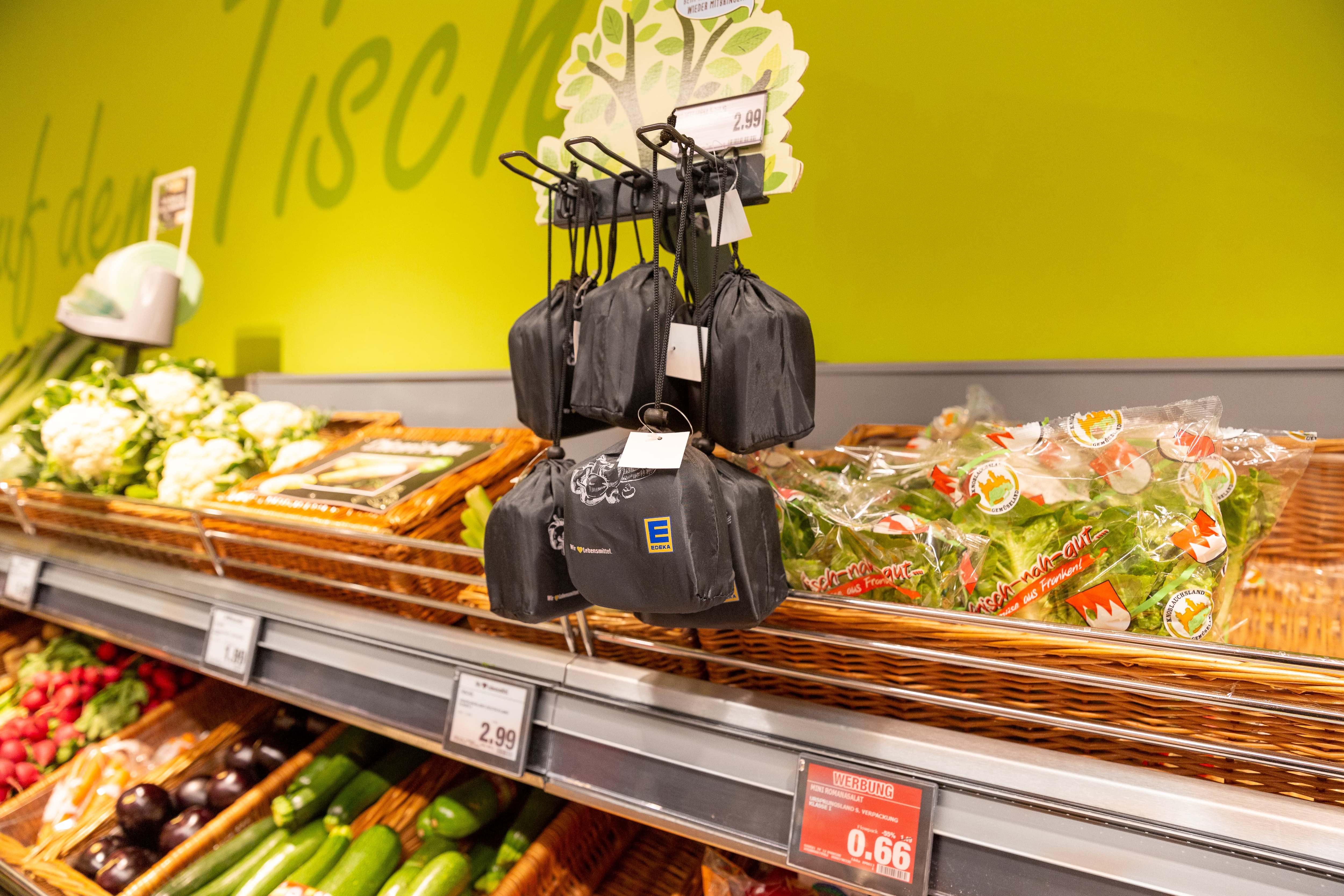 Ein kleiner Ständer mit Mehrwegtüten für Obst und Gemüse.