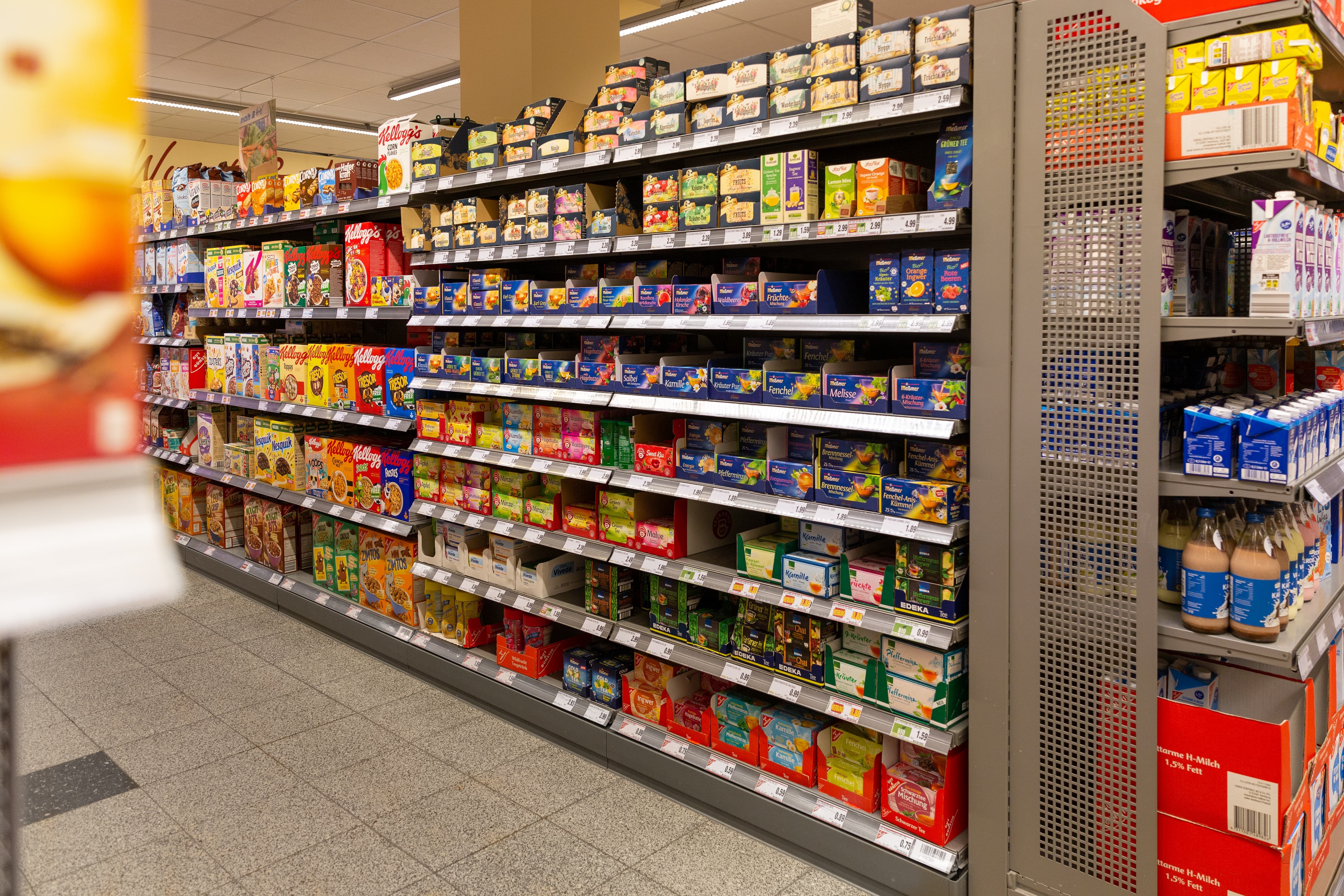 Ein Regal mit verschiedenen Waren in einem Edeka-Markt.