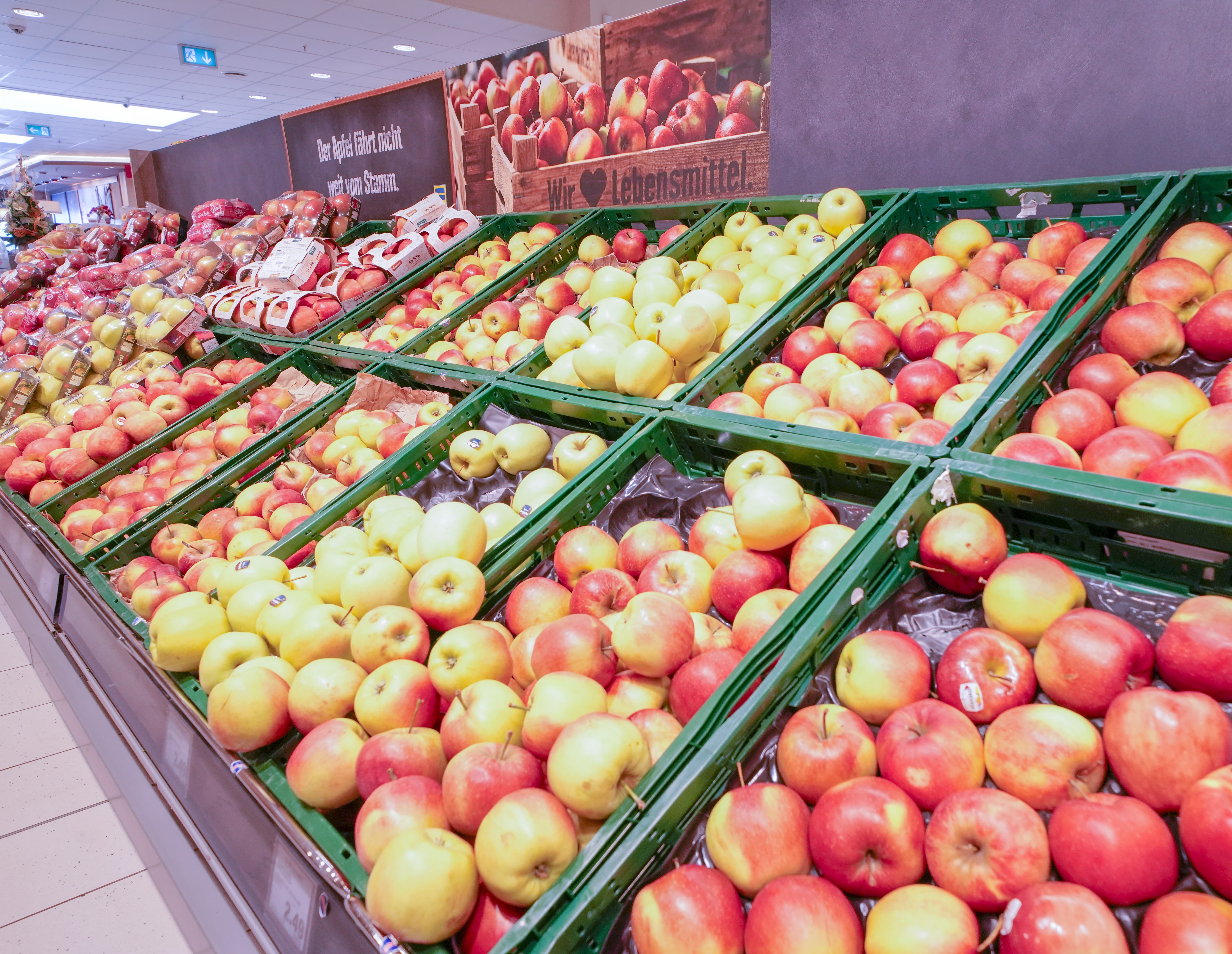 Äpfel in der Obst- und Gemüseabteilung eines EDEKA Markts.