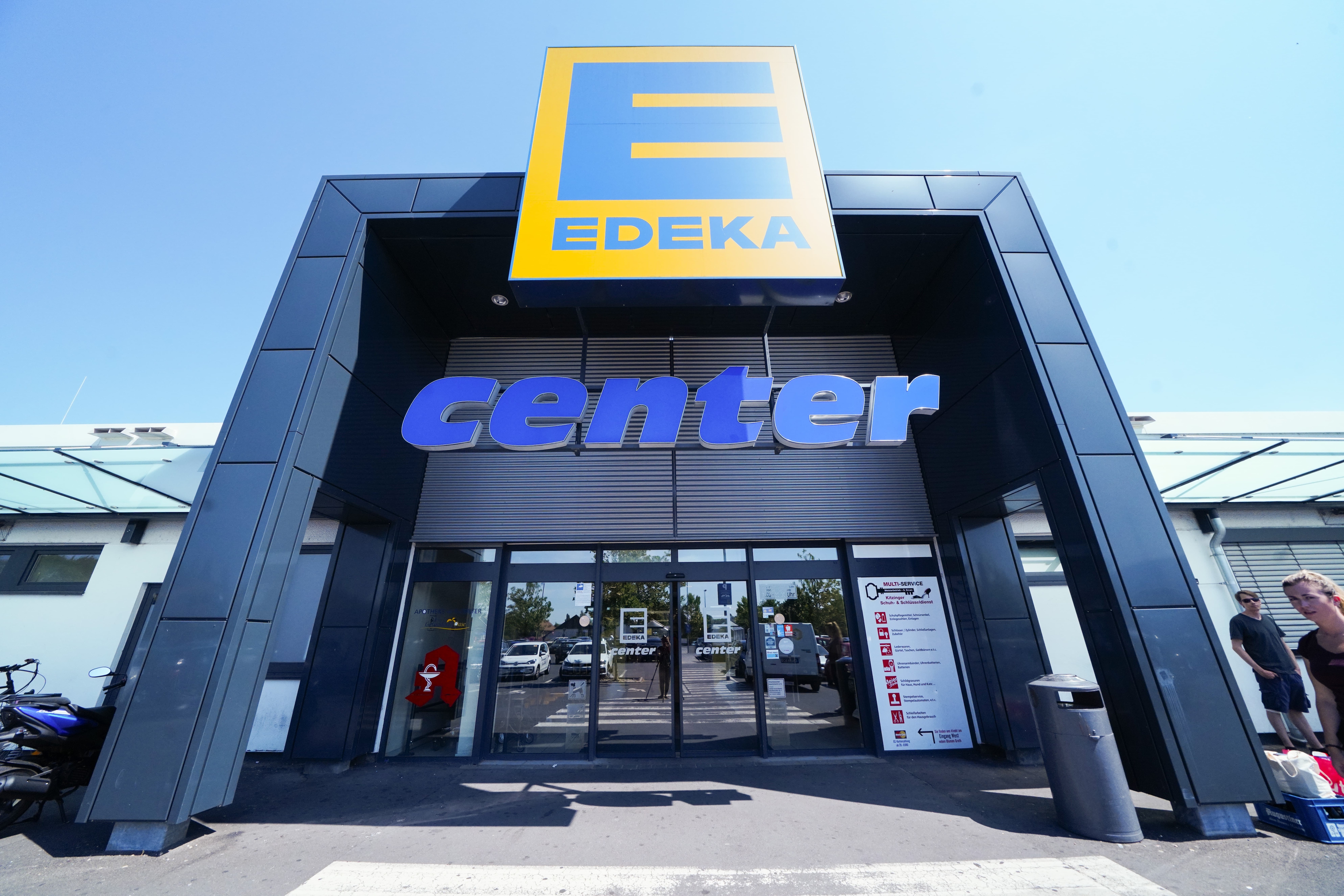 Front des Markts, sonnenbeschienen, mit dem Schriftzug EDEKA center über dem Eingang.