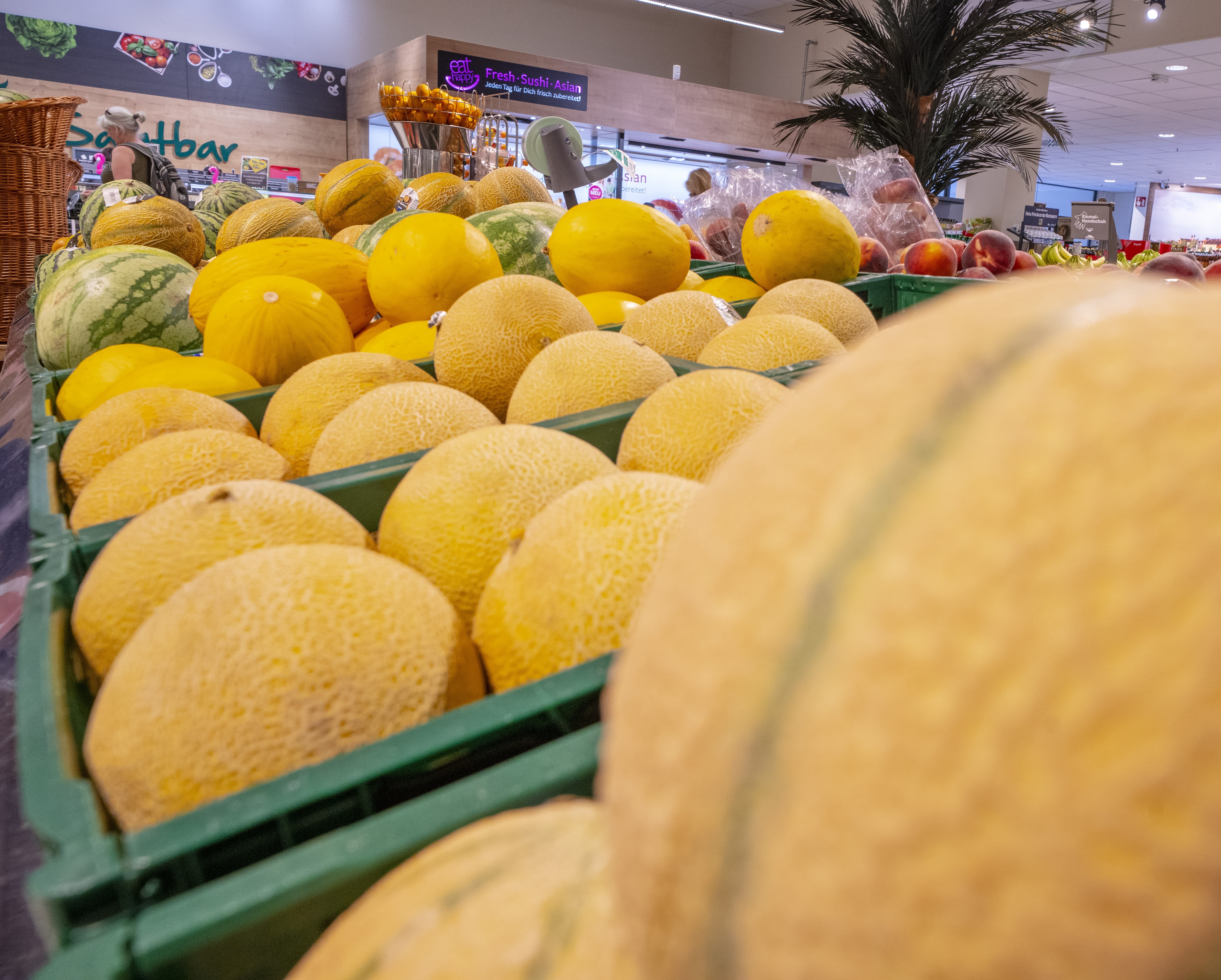 Close-Up von Melonen in der Obstabteilung eines EDEKA-Markts.