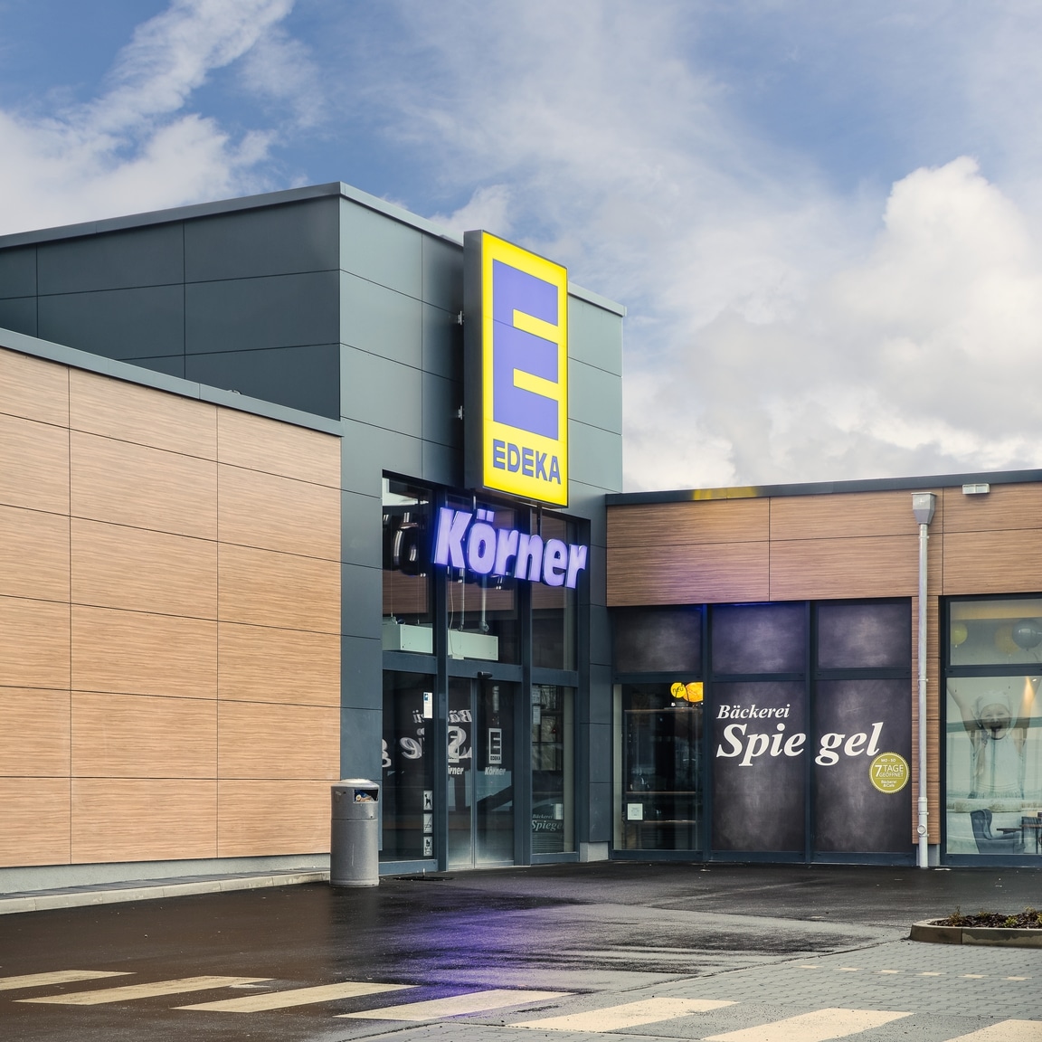Außenansicht des Marktes Körner, im Fokus ist der Eingangsbereich.