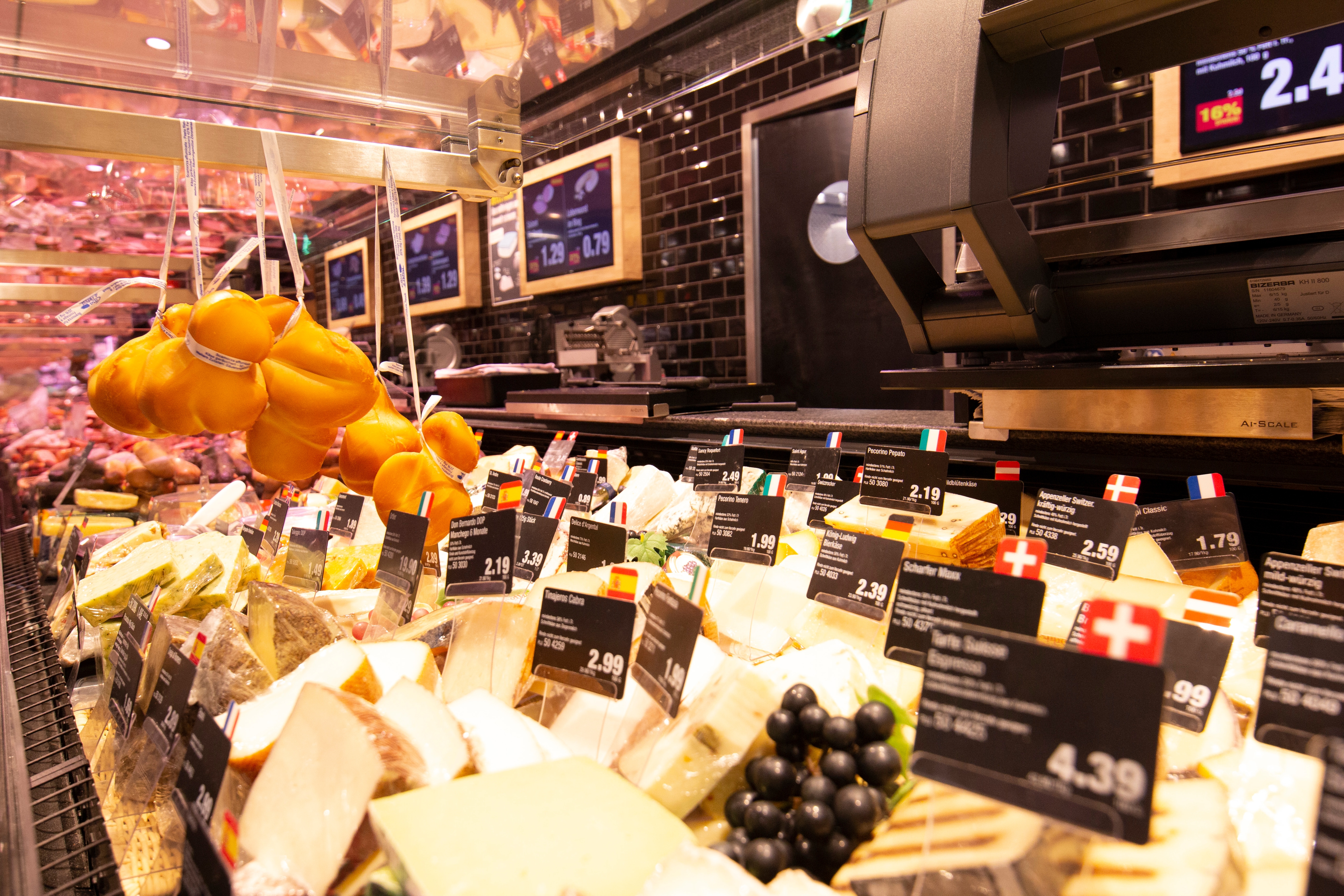 Die Käseabteilung der Bedientheke eines EDEKA-Markts.