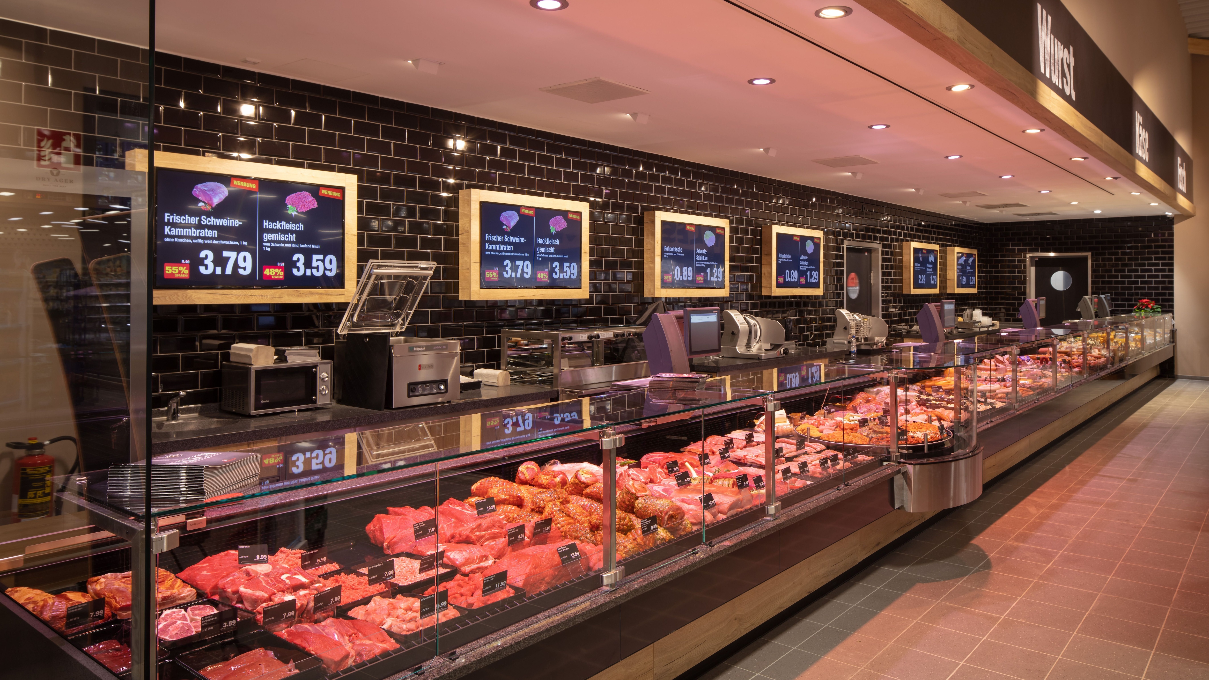 Frischetheke der gesamten Länge nach zu sehen.