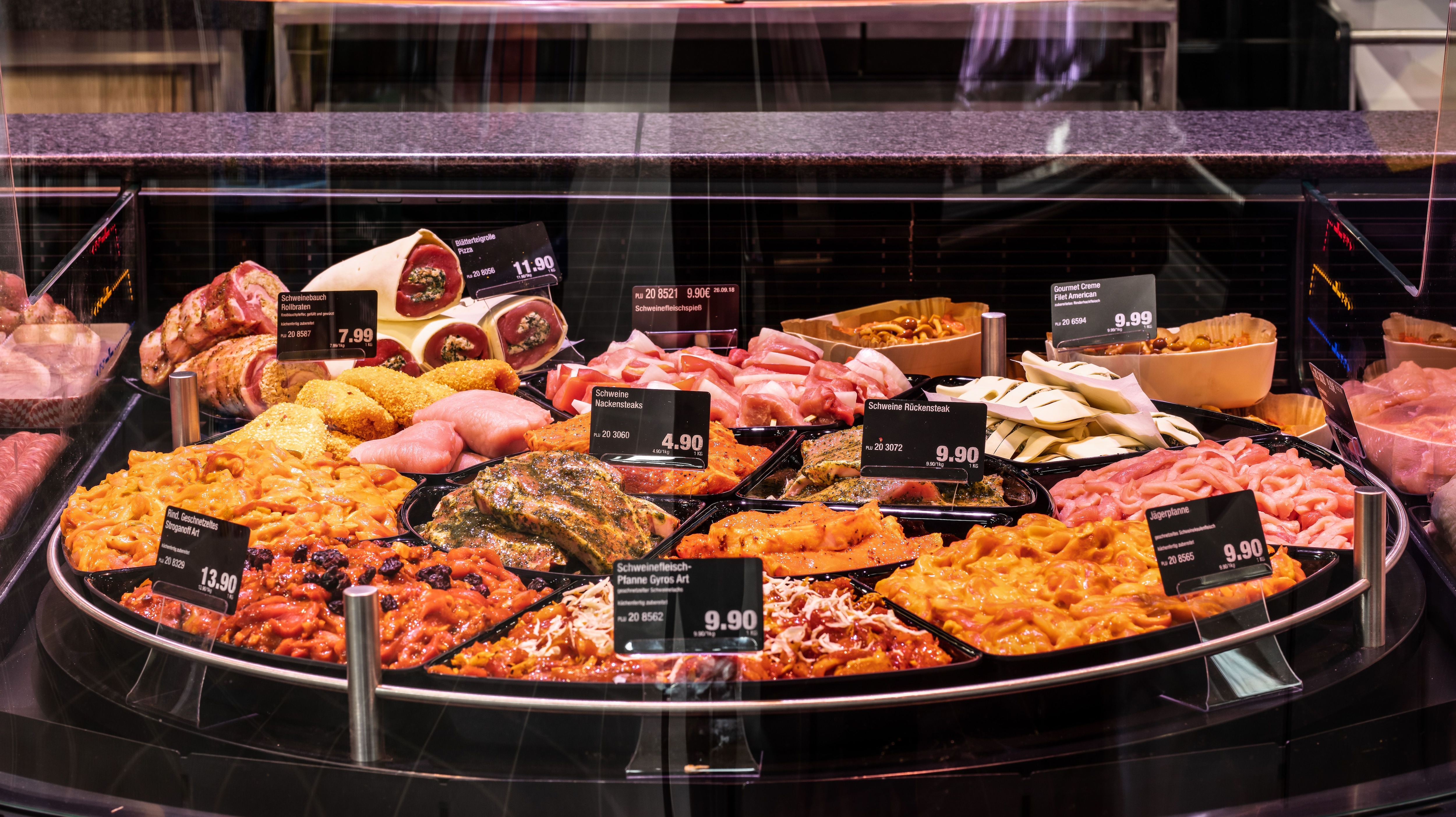 Theke mit einem Rondell indem verschiedenen Fleischwaren liegen.