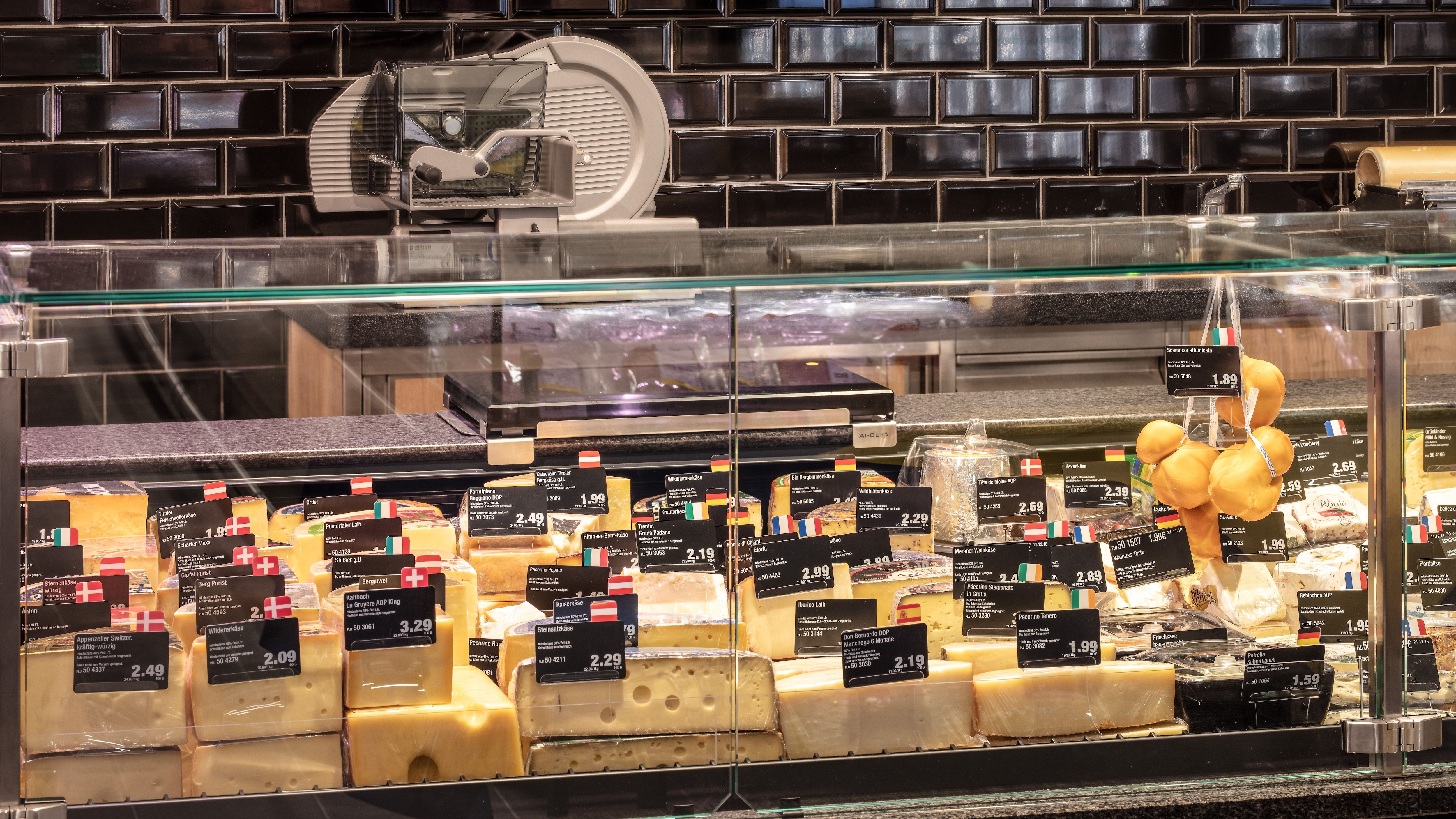 Theke mit verschiedenen Käsesorten aus unterschiedlichen Ländern.