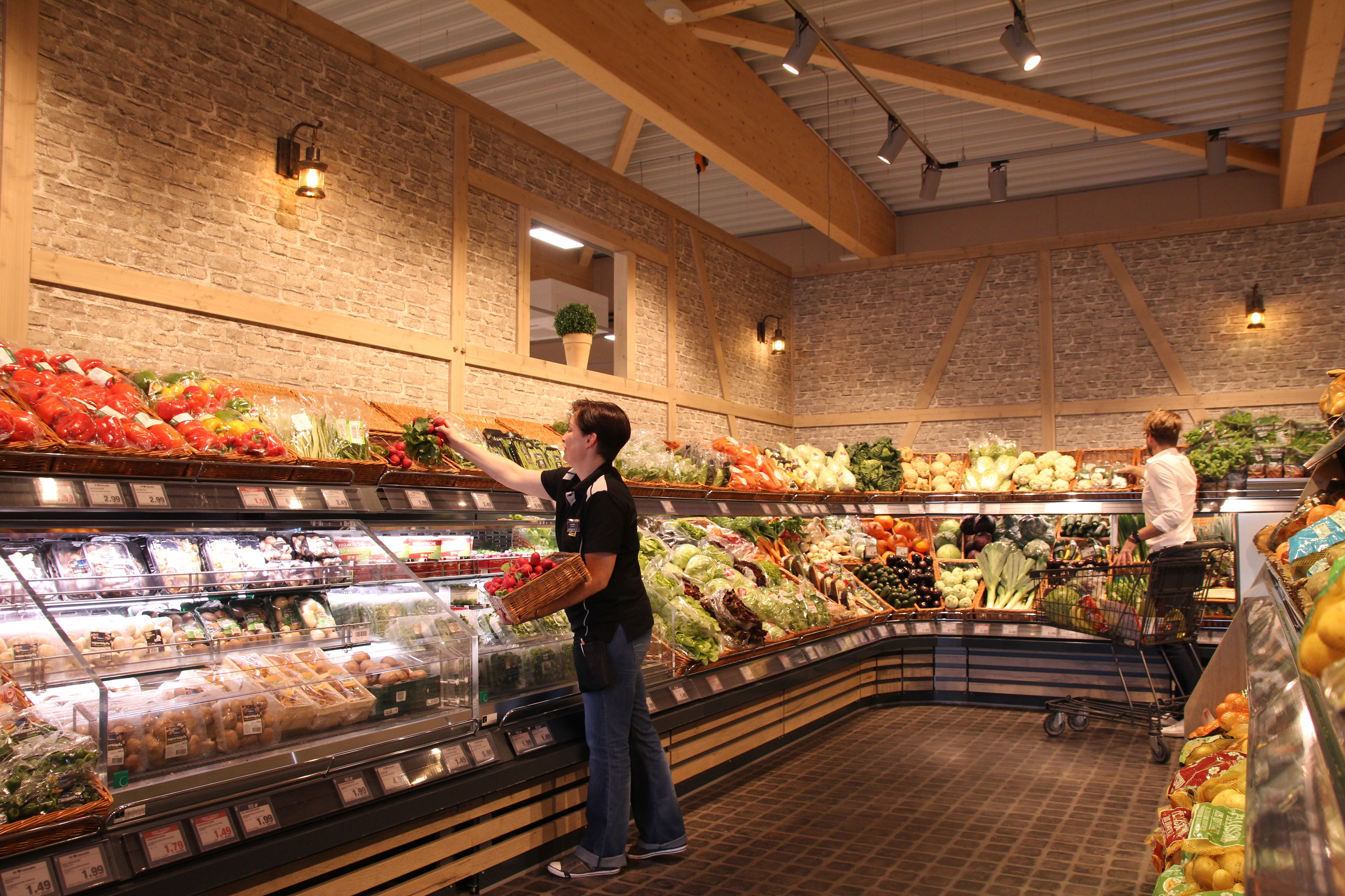 Die Obst- und Gemüseabteilung eines EDEKA-Markts.