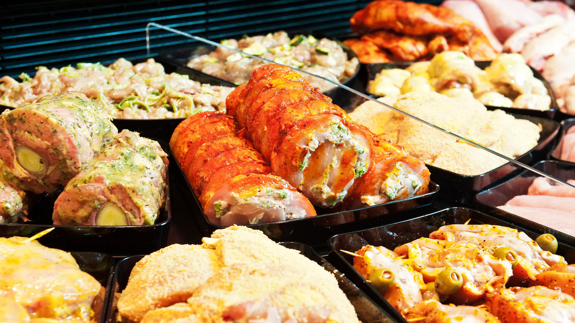 Verschiedene Fleischstücke in der Auslage.