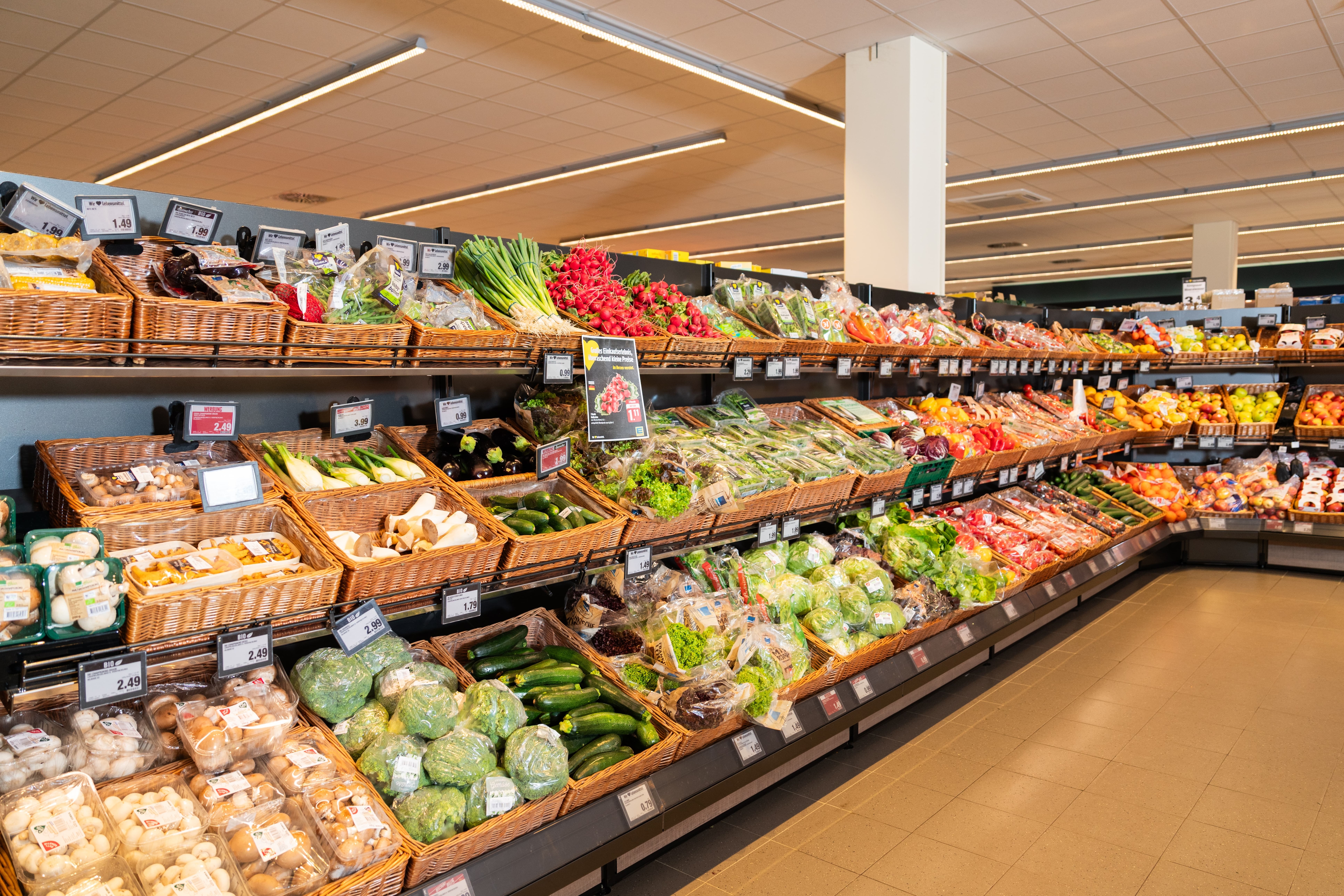 Ansicht der Gemüseabteilung mit vielen Rattankisten in denen das Gemüse liegt.